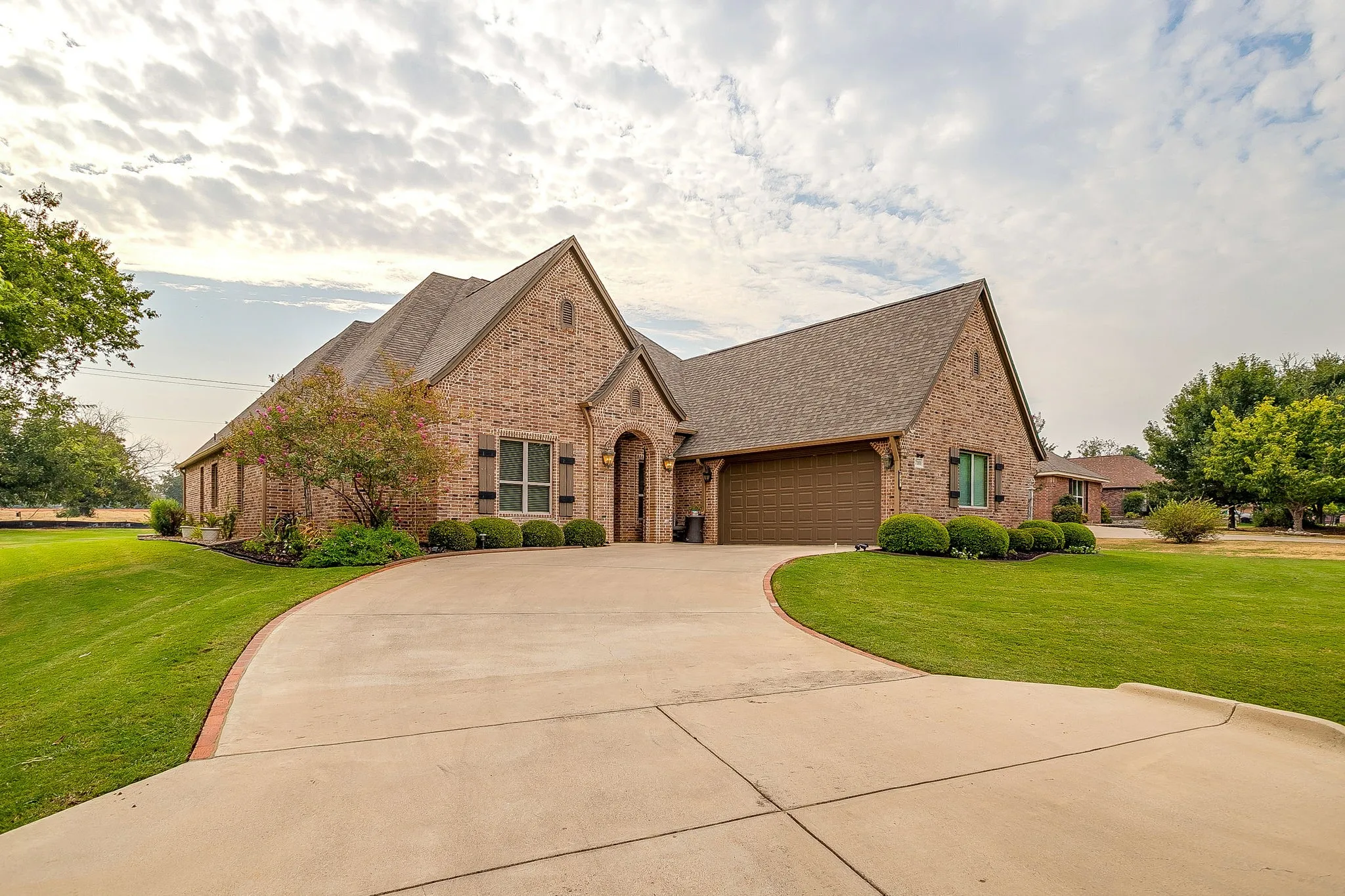 Single Family Residence For Sale in Hood County , 7101 Westover Drive, Granbury, Texas 76049, 3 Bedroom, 4 Bathroom, 2 Garage spaces, 3,034 Sqft, built in 2014, mls#21365704, Real Estate Agent in Granbury, Homes For Sale in Hood county, Homes For Sale in Granbury, Realtor in Granbury Texas, Real Estate Brokerage Independent Realty Texas, Luminita Cordes Realtor