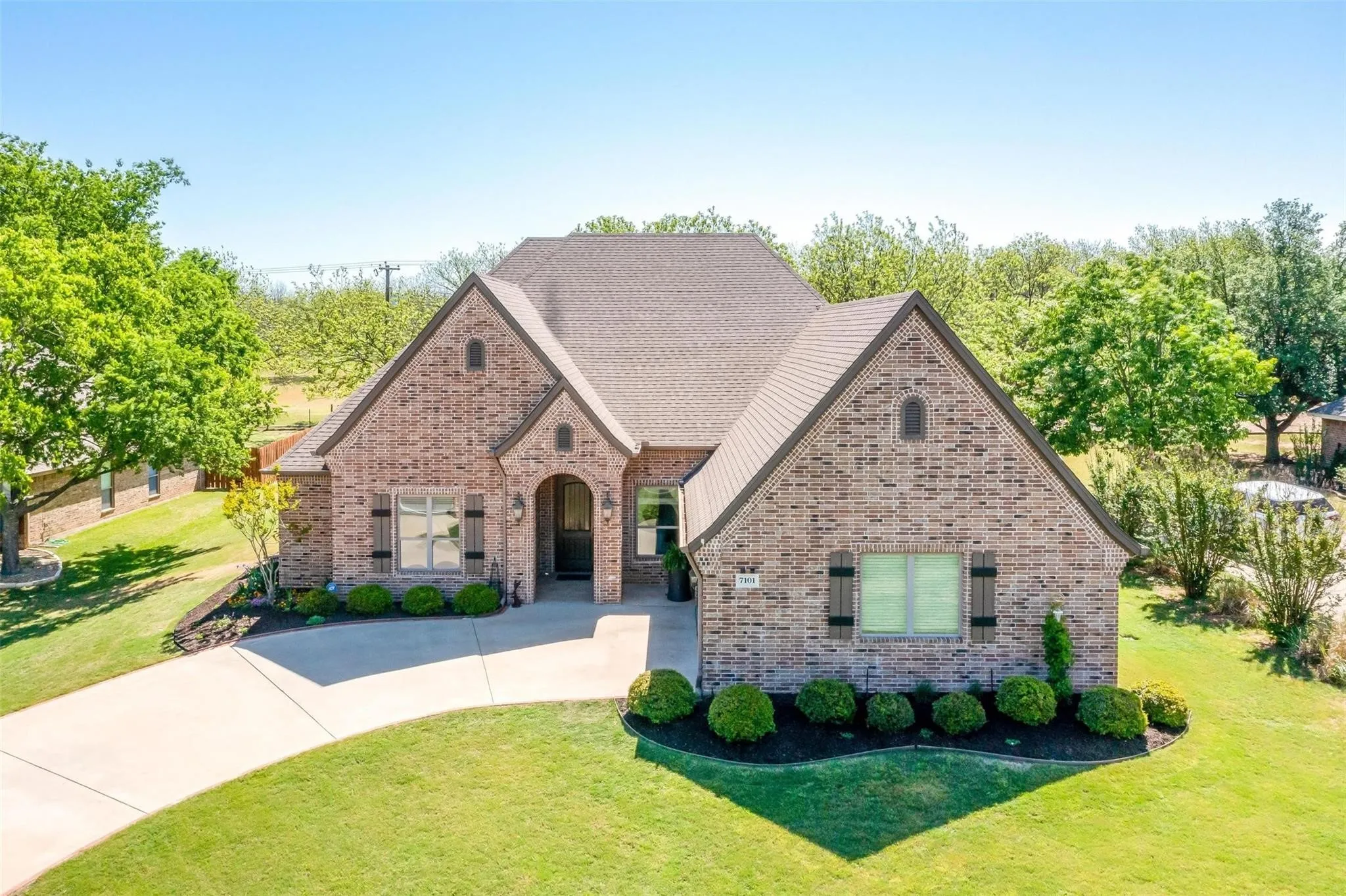 Single Family Residence For Sale in Hood County , 7101 Westover Drive, Granbury, Texas 76049, 3 Bedroom, 4 Bathroom, 2 Garage spaces, 3,034 Sqft, built in 2014, mls#21365704, Real Estate Agent in Granbury, Homes For Sale in Hood county, Homes For Sale in Granbury, Realtor in Granbury Texas, Real Estate Brokerage Independent Realty Texas, Luminita Cordes Realtor