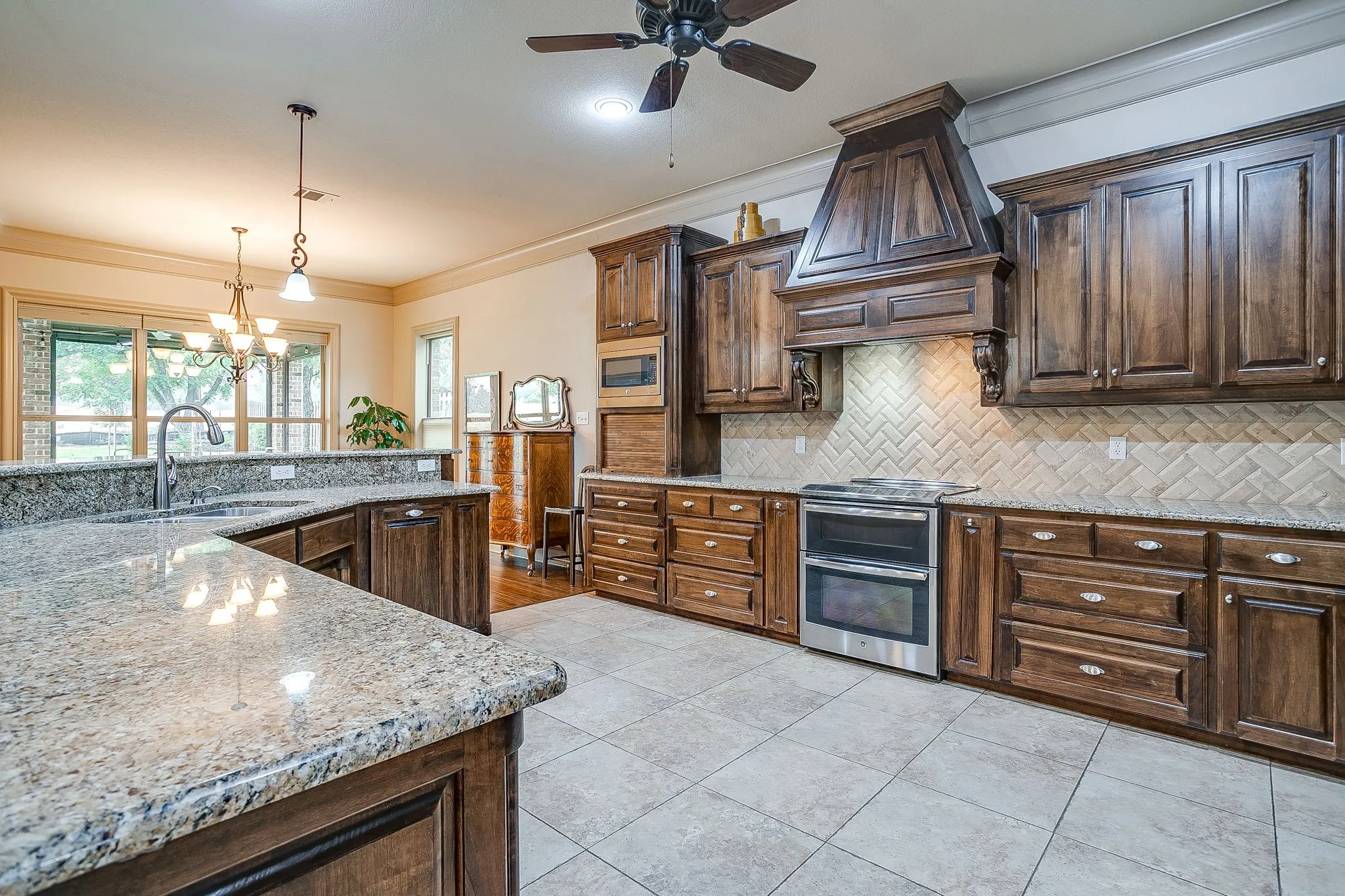 Single Family Residence For Sale in Hood County , 7101 Westover Drive, Granbury, Texas 76049, 3 Bedroom, 4 Bathroom, 2 Garage spaces, 3,034 Sqft, built in 2014, mls#21365704, Real Estate Agent in Granbury, Homes For Sale in Hood county, Homes For Sale in Granbury, Realtor in Granbury Texas, Real Estate Brokerage Independent Realty Texas, Luminita Cordes Realtor