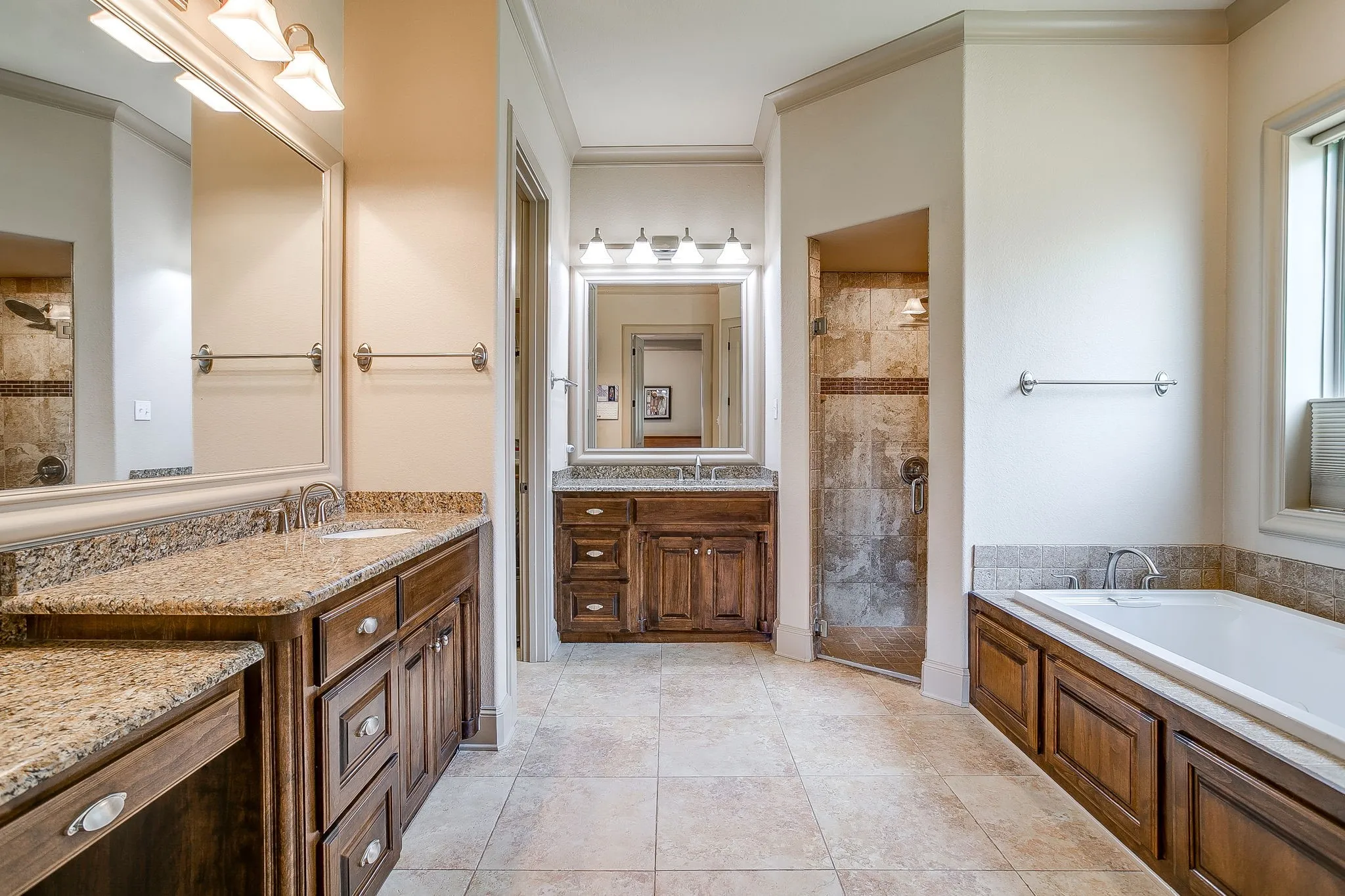 Single Family Residence For Sale in Hood County , 7101 Westover Drive, Granbury, Texas 76049, 3 Bedroom, 4 Bathroom, 2 Garage spaces, 3,034 Sqft, built in 2014, mls#21365704, Real Estate Agent in Granbury, Homes For Sale in Hood county, Homes For Sale in Granbury, Realtor in Granbury Texas, Real Estate Brokerage Independent Realty Texas, Luminita Cordes Realtor