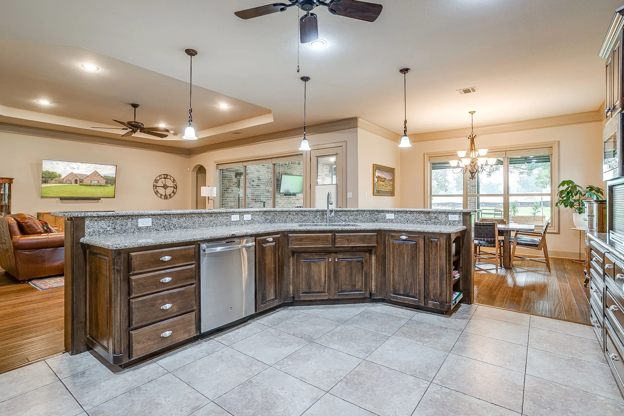 Single Family Residence For Sale in Hood County , 7101 Westover Drive, Granbury, Texas 76049, 3 Bedroom, 4 Bathroom, 2 Garage spaces, 3,034 Sqft, built in 2014, mls#21365704, Real Estate Agent in Granbury, Homes For Sale in Hood county, Homes For Sale in Granbury, Realtor in Granbury Texas, Real Estate Brokerage Independent Realty Texas, Luminita Cordes Realtor
