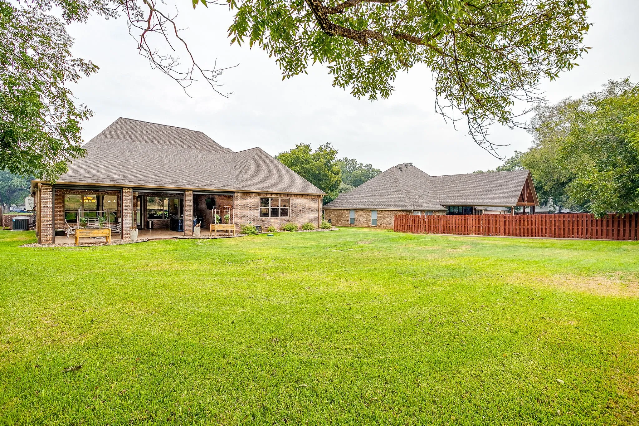 Single Family Residence For Sale in Hood County , 7101 Westover Drive, Granbury, Texas 76049, 3 Bedroom, 4 Bathroom, 2 Garage spaces, 3,034 Sqft, built in 2014, mls#21365704, Real Estate Agent in Granbury, Homes For Sale in Hood county, Homes For Sale in Granbury, Realtor in Granbury Texas, Real Estate Brokerage Independent Realty Texas, Luminita Cordes Realtor