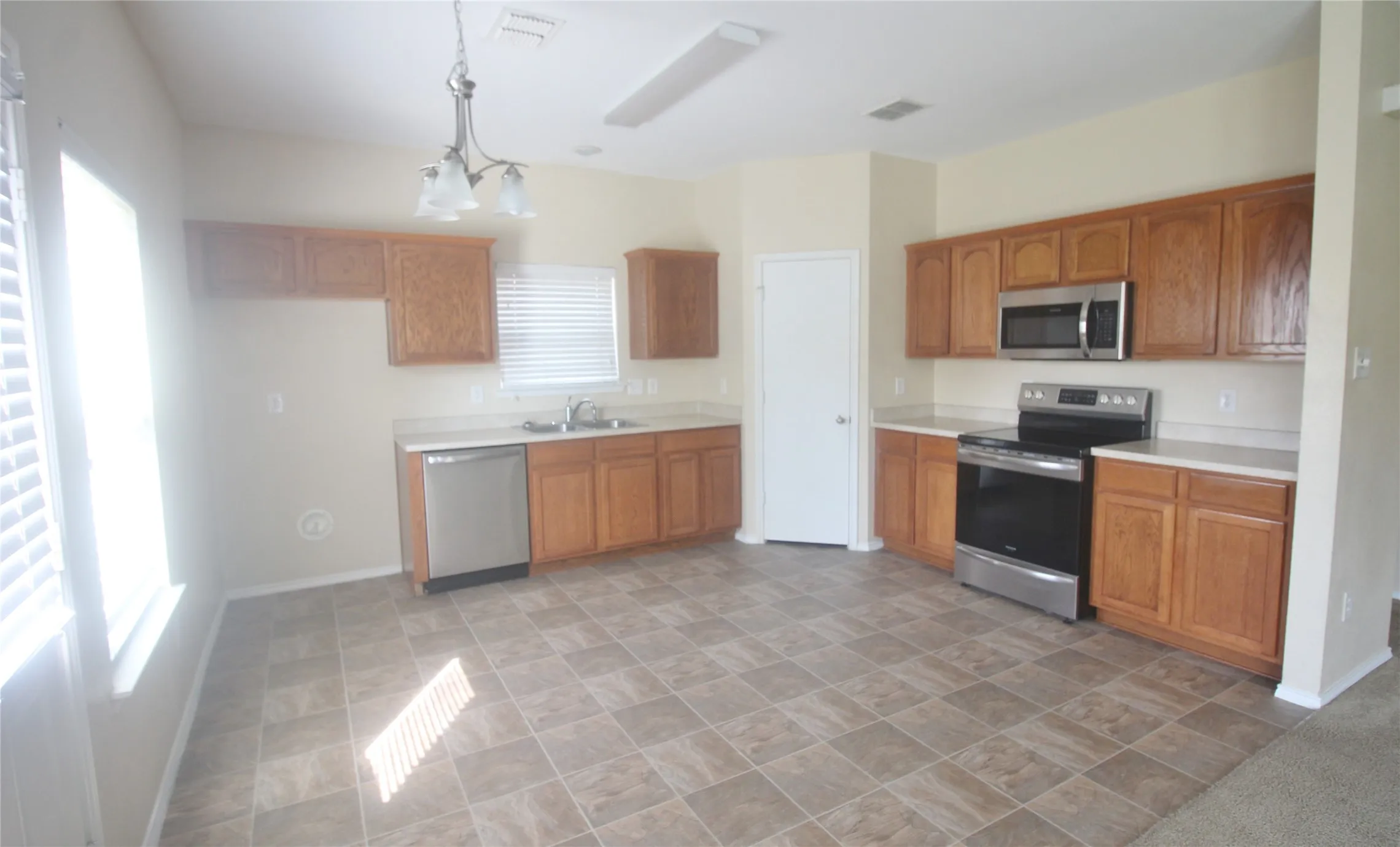Single Family Residence For Rent in Dallas County , 8420 Ridge Creek Drive, Dallas, Texas 75249, 4 Bedroom, 3 Bathroom, 2 Garage spaces, 2,598 Sqft, built in 2008, mls#21369748, Real Estate Agent in Dallas, Homes For Rent in Dallas county, Homes For Rent in Dallas, Realtor in Dallas Texas, Real Estate Brokerage Independent Realty Texas, Luminita Cordes Realtor