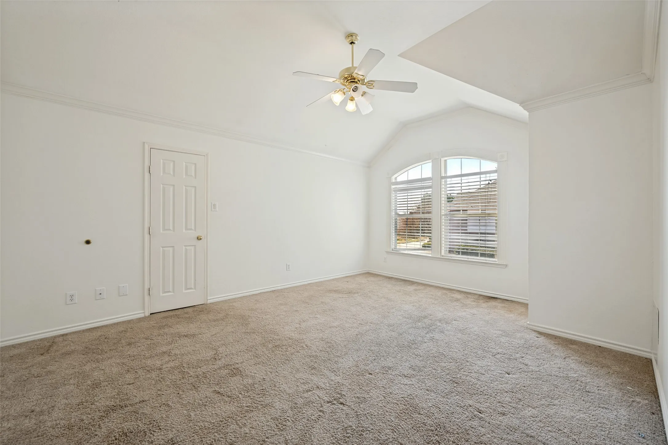 Single Family Residence For Sale in Tarrant County , 4804 Grapevine Terrace, Fort Worth, Texas 76123, 6 Bedroom, 5 Bathroom, 2 Garage spaces, 4,468 Sqft, built in 2003, mls#21368812, Real Estate Agent in Fort Worth, Homes For Sale in Tarrant county, Homes For Sale in Fort Worth, Realtor in Fort Worth Texas, Real Estate Brokerage Independent Realty Texas, Luminita Cordes Realtor