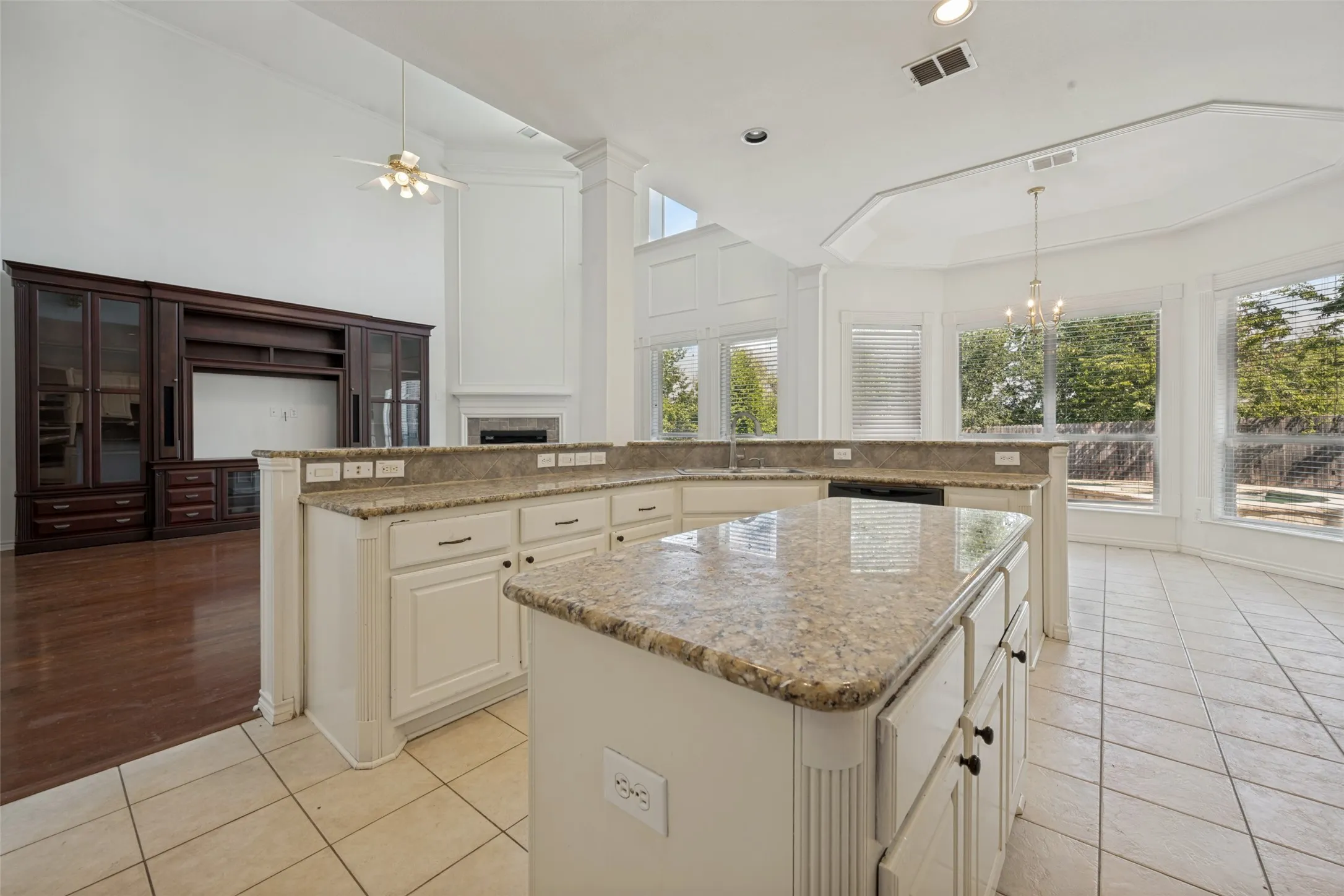 Single Family Residence For Sale in Tarrant County , 4804 Grapevine Terrace, Fort Worth, Texas 76123, 6 Bedroom, 5 Bathroom, 2 Garage spaces, 4,468 Sqft, built in 2003, mls#21368812, Real Estate Agent in Fort Worth, Homes For Sale in Tarrant county, Homes For Sale in Fort Worth, Realtor in Fort Worth Texas, Real Estate Brokerage Independent Realty Texas, Luminita Cordes Realtor
