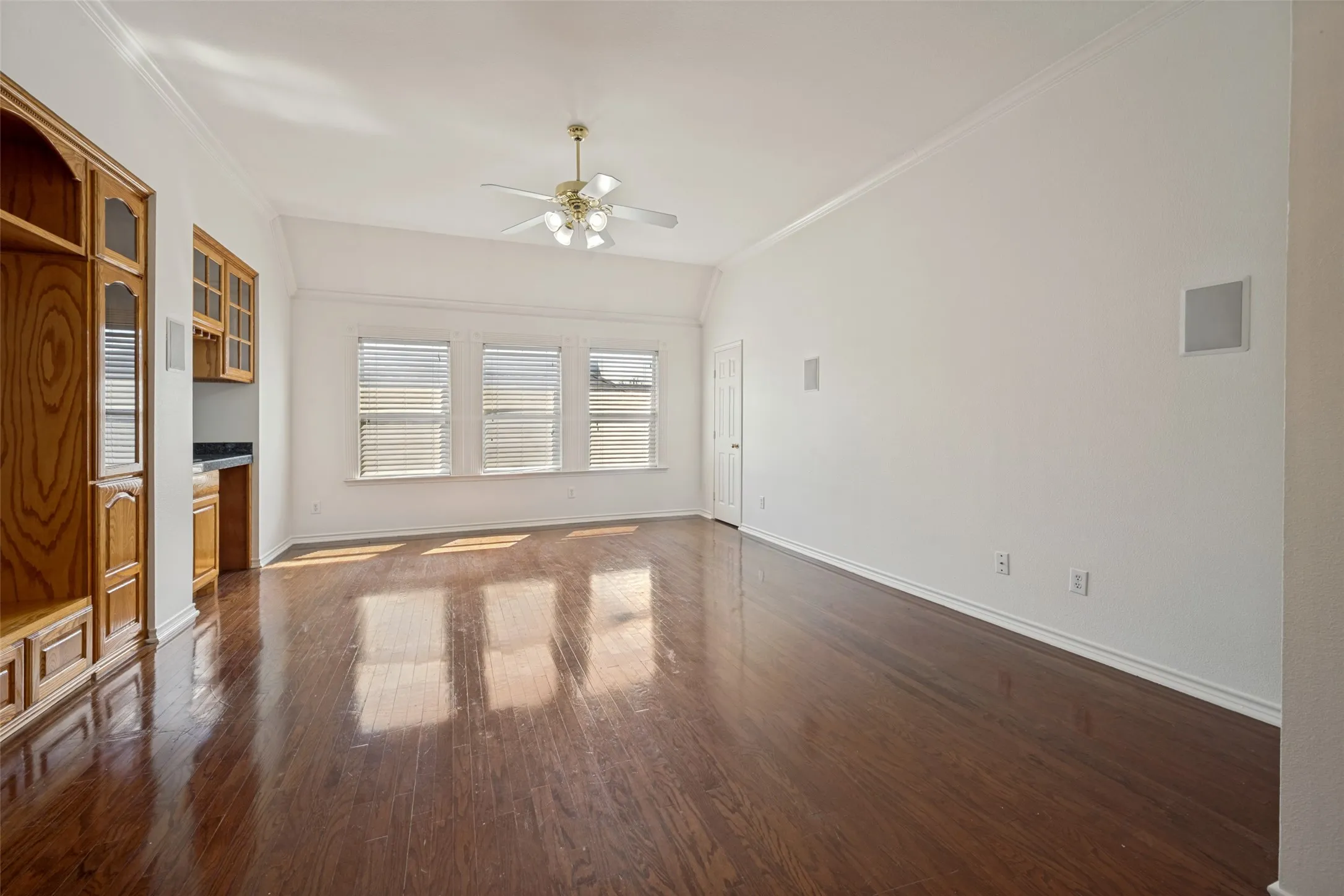 Single Family Residence For Sale in Tarrant County , 4804 Grapevine Terrace, Fort Worth, Texas 76123, 6 Bedroom, 5 Bathroom, 2 Garage spaces, 4,468 Sqft, built in 2003, mls#21368812, Real Estate Agent in Fort Worth, Homes For Sale in Tarrant county, Homes For Sale in Fort Worth, Realtor in Fort Worth Texas, Real Estate Brokerage Independent Realty Texas, Luminita Cordes Realtor