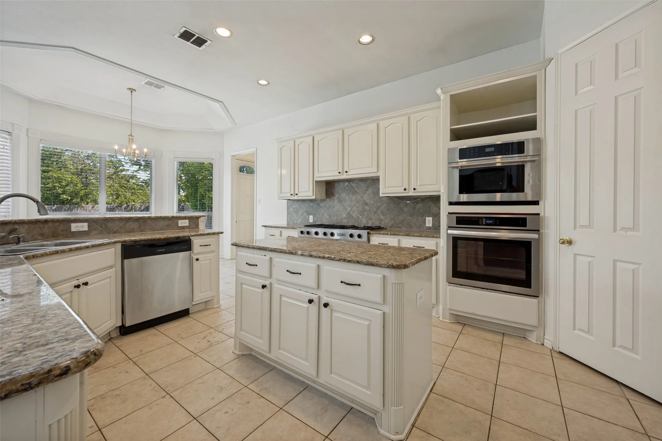 Single Family Residence For Sale in Tarrant County , 4804 Grapevine Terrace, Fort Worth, Texas 76123, 6 Bedroom, 5 Bathroom, 2 Garage spaces, 4,468 Sqft, built in 2003, mls#21368812, Real Estate Agent in Fort Worth, Homes For Sale in Tarrant county, Homes For Sale in Fort Worth, Realtor in Fort Worth Texas, Real Estate Brokerage Independent Realty Texas, Luminita Cordes Realtor