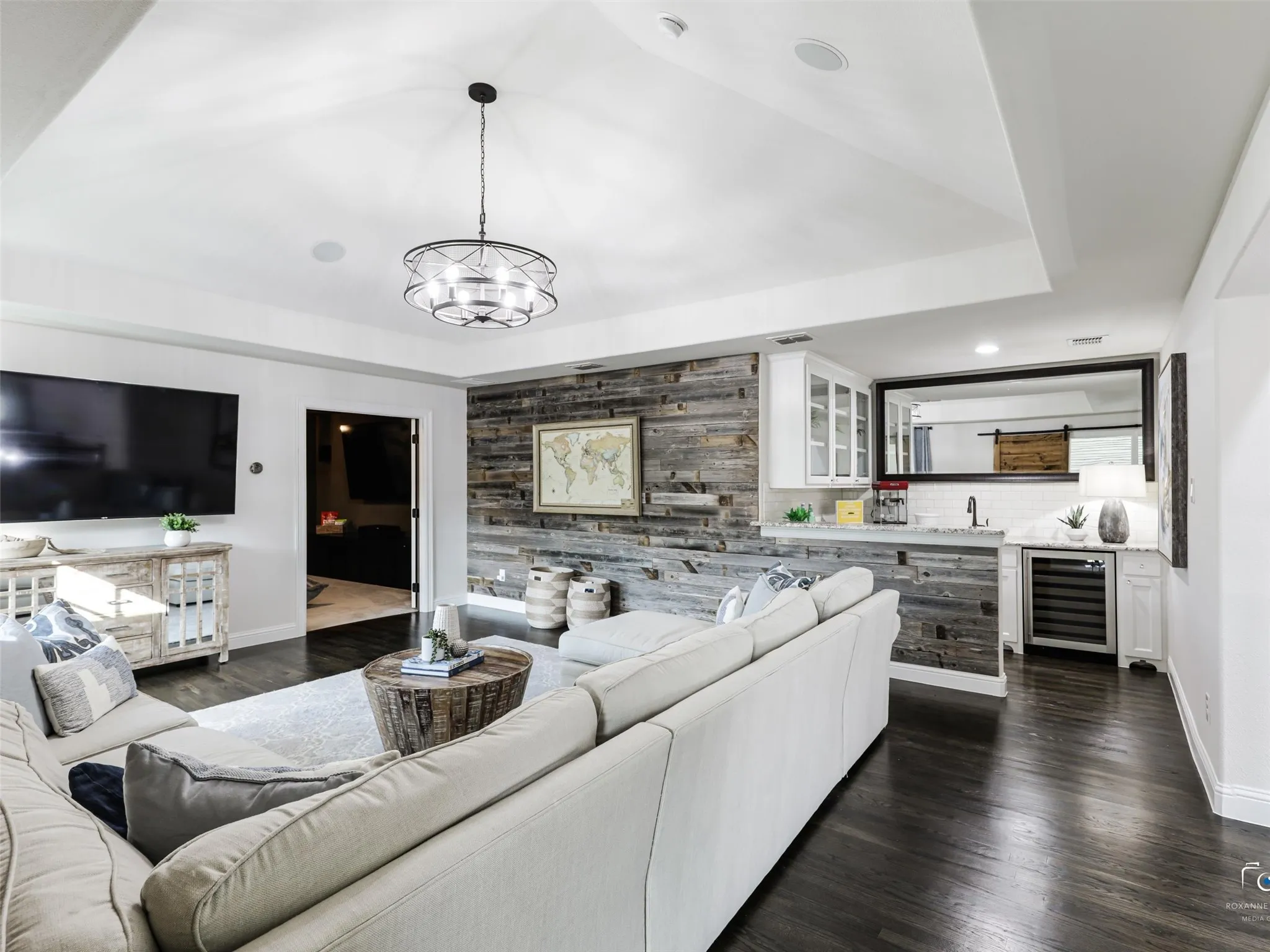 Spacious Game room with wet bar