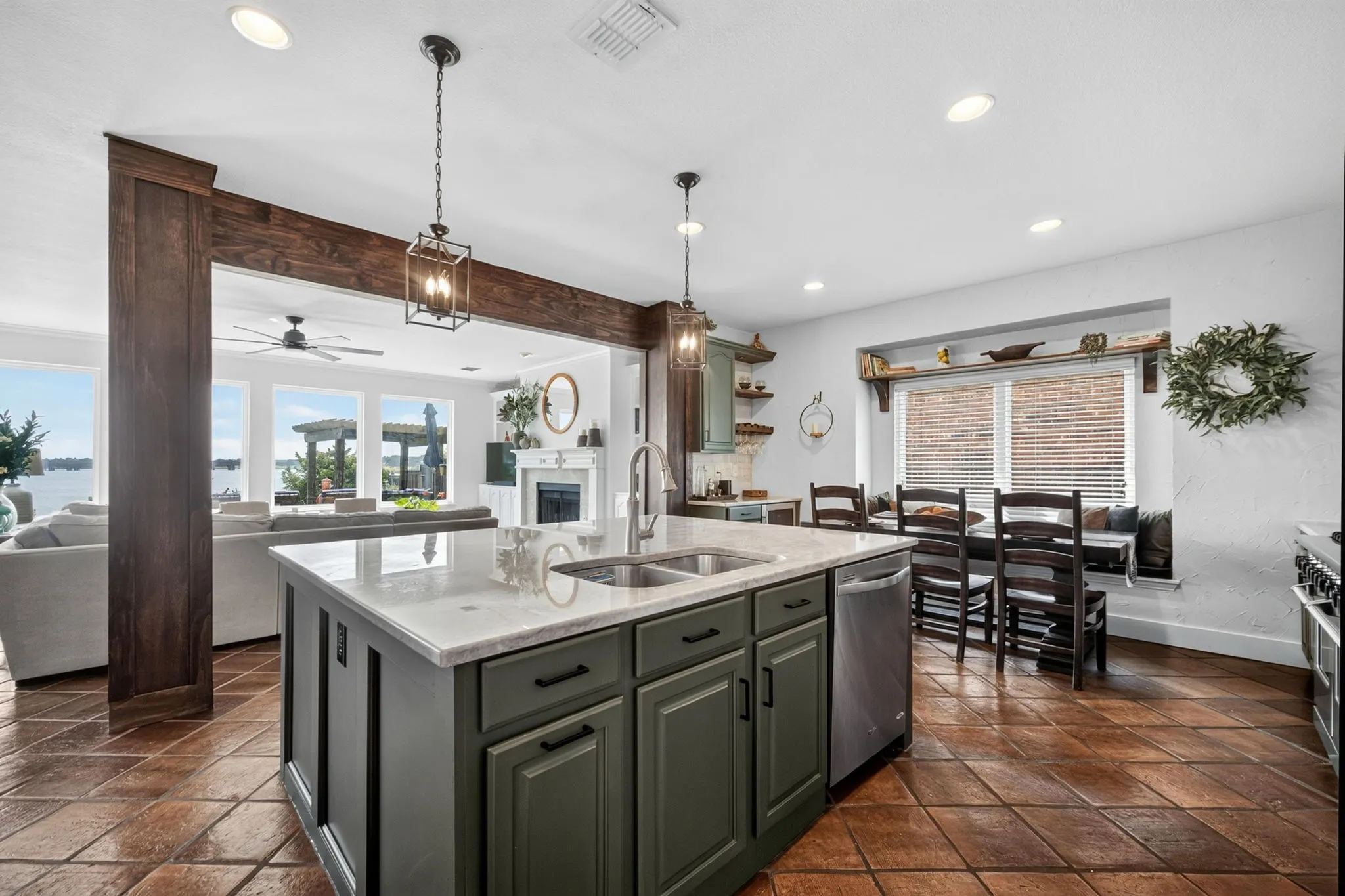 Kitchen featuring a central island with an undermount sink, pendant lighting, and recessed ceiling lights