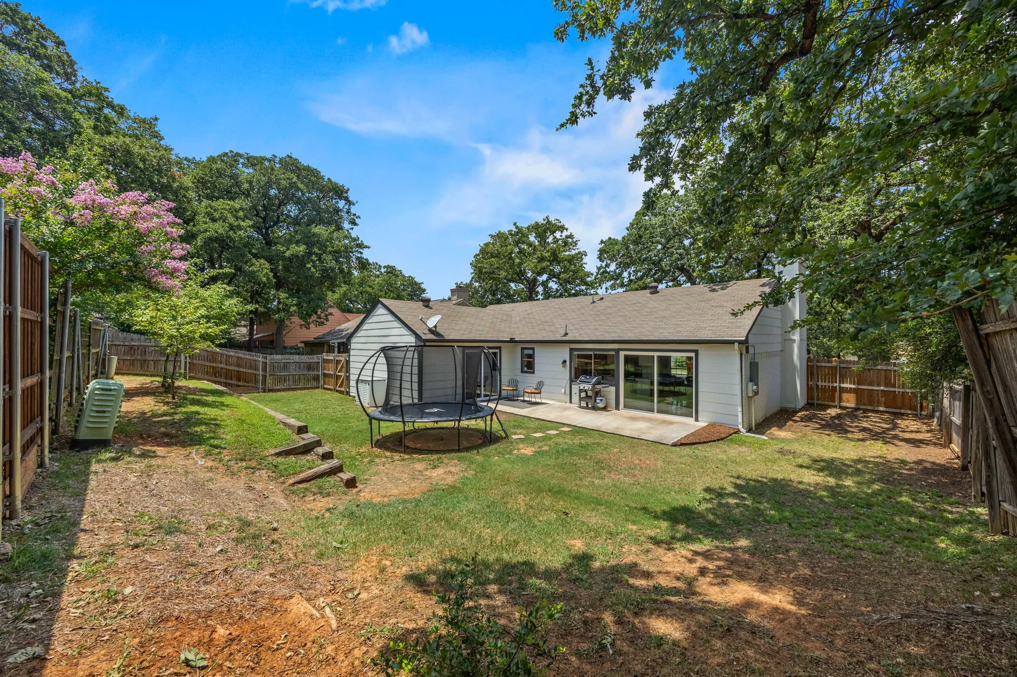 Single Family Residence For Sale in Tarrant County , 408 Thorn Wood Drive, Euless, Texas 76039, 3 Bedroom, 2 Bathroom, 2 Garage spaces, 1,523 Sqft, built in 1982, mls#21369759, Real Estate Agent in Euless, Homes For Sale in Tarrant county, Homes For Sale in Euless, Realtor in Euless Texas, Real Estate Brokerage Independent Realty Texas, Luminita Cordes Realtor