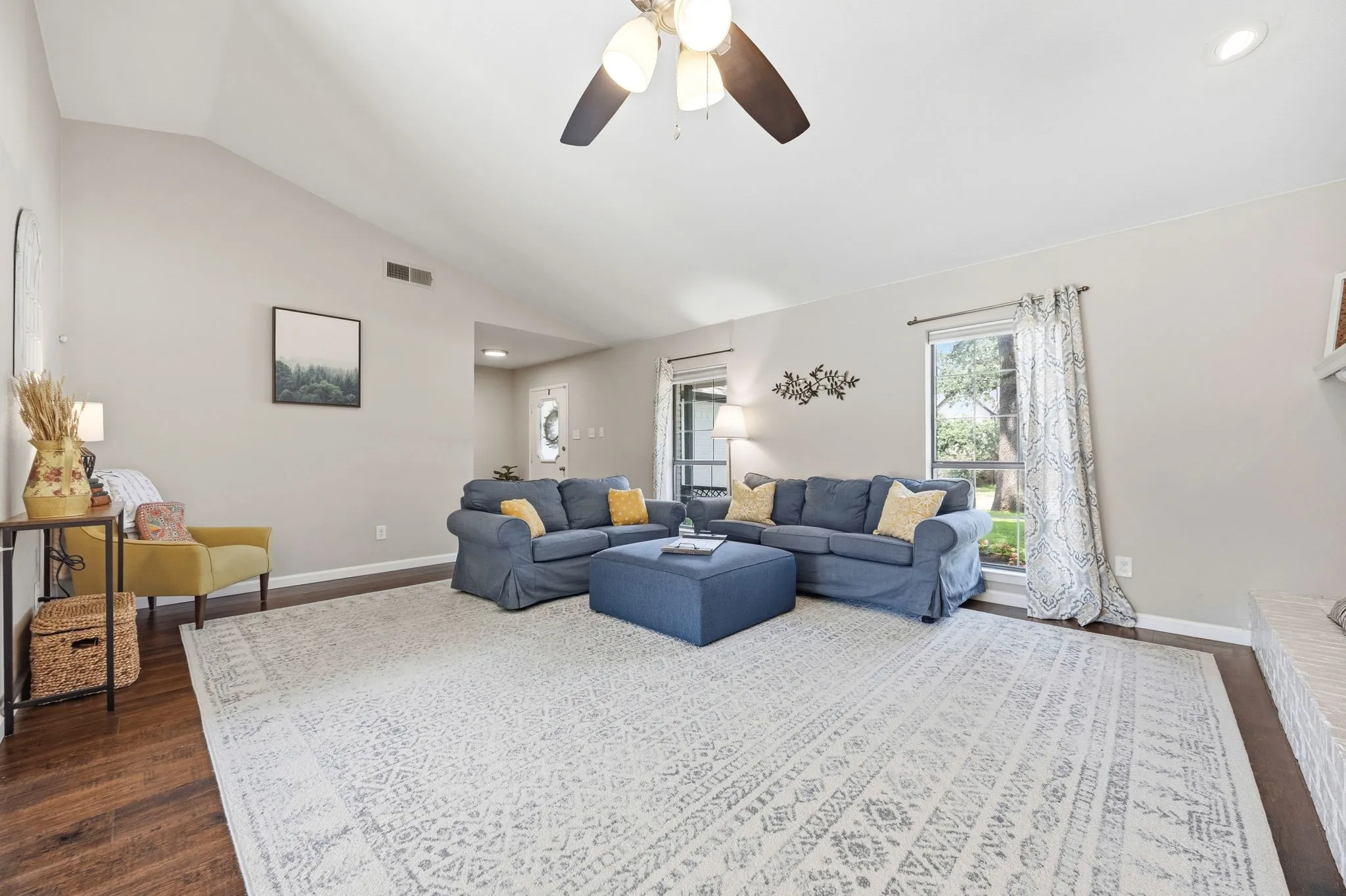 Single Family Residence For Sale in Tarrant County , 408 Thorn Wood Drive, Euless, Texas 76039, 3 Bedroom, 2 Bathroom, 2 Garage spaces, 1,523 Sqft, built in 1982, mls#21369759, Real Estate Agent in Euless, Homes For Sale in Tarrant county, Homes For Sale in Euless, Realtor in Euless Texas, Real Estate Brokerage Independent Realty Texas, Luminita Cordes Realtor