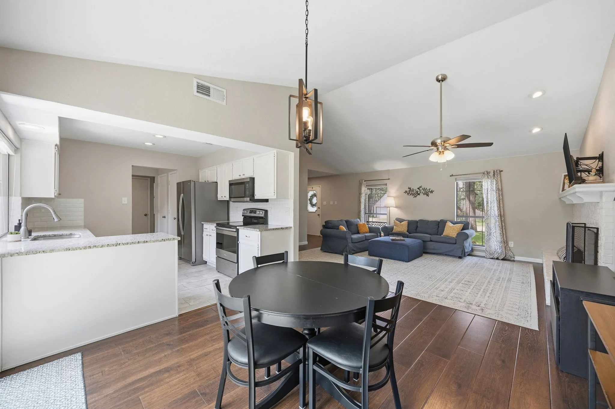 Single Family Residence For Sale in Tarrant County , 408 Thorn Wood Drive, Euless, Texas 76039, 3 Bedroom, 2 Bathroom, 2 Garage spaces, 1,523 Sqft, built in 1982, mls#21369759, Real Estate Agent in Euless, Homes For Sale in Tarrant county, Homes For Sale in Euless, Realtor in Euless Texas, Real Estate Brokerage Independent Realty Texas, Luminita Cordes Realtor