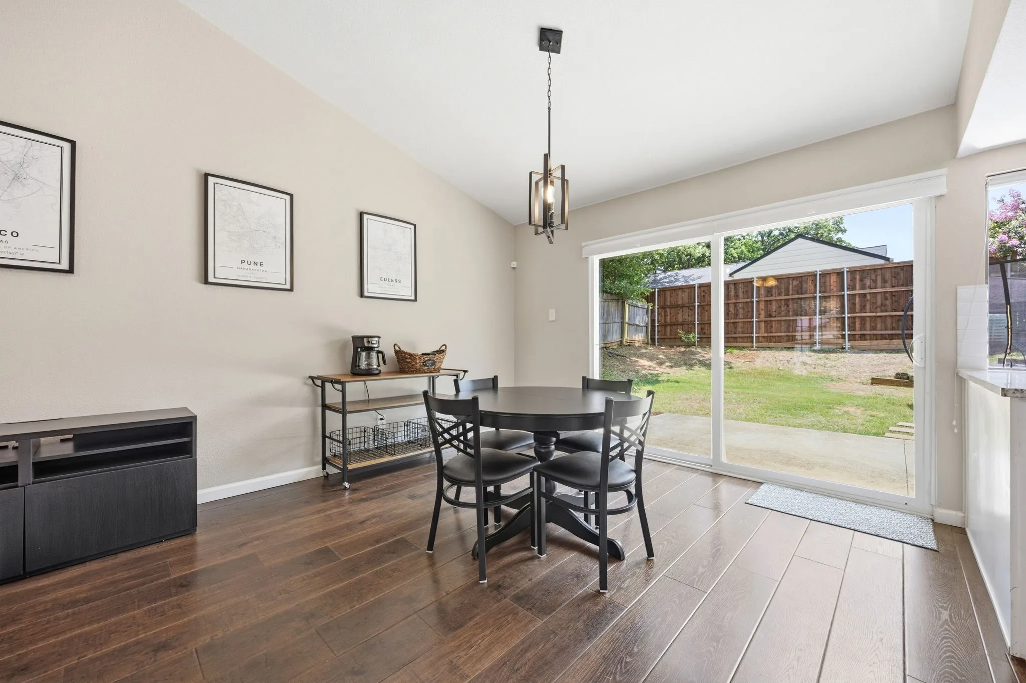 Single Family Residence For Sale in Tarrant County , 408 Thorn Wood Drive, Euless, Texas 76039, 3 Bedroom, 2 Bathroom, 2 Garage spaces, 1,523 Sqft, built in 1982, mls#21369759, Real Estate Agent in Euless, Homes For Sale in Tarrant county, Homes For Sale in Euless, Realtor in Euless Texas, Real Estate Brokerage Independent Realty Texas, Luminita Cordes Realtor
