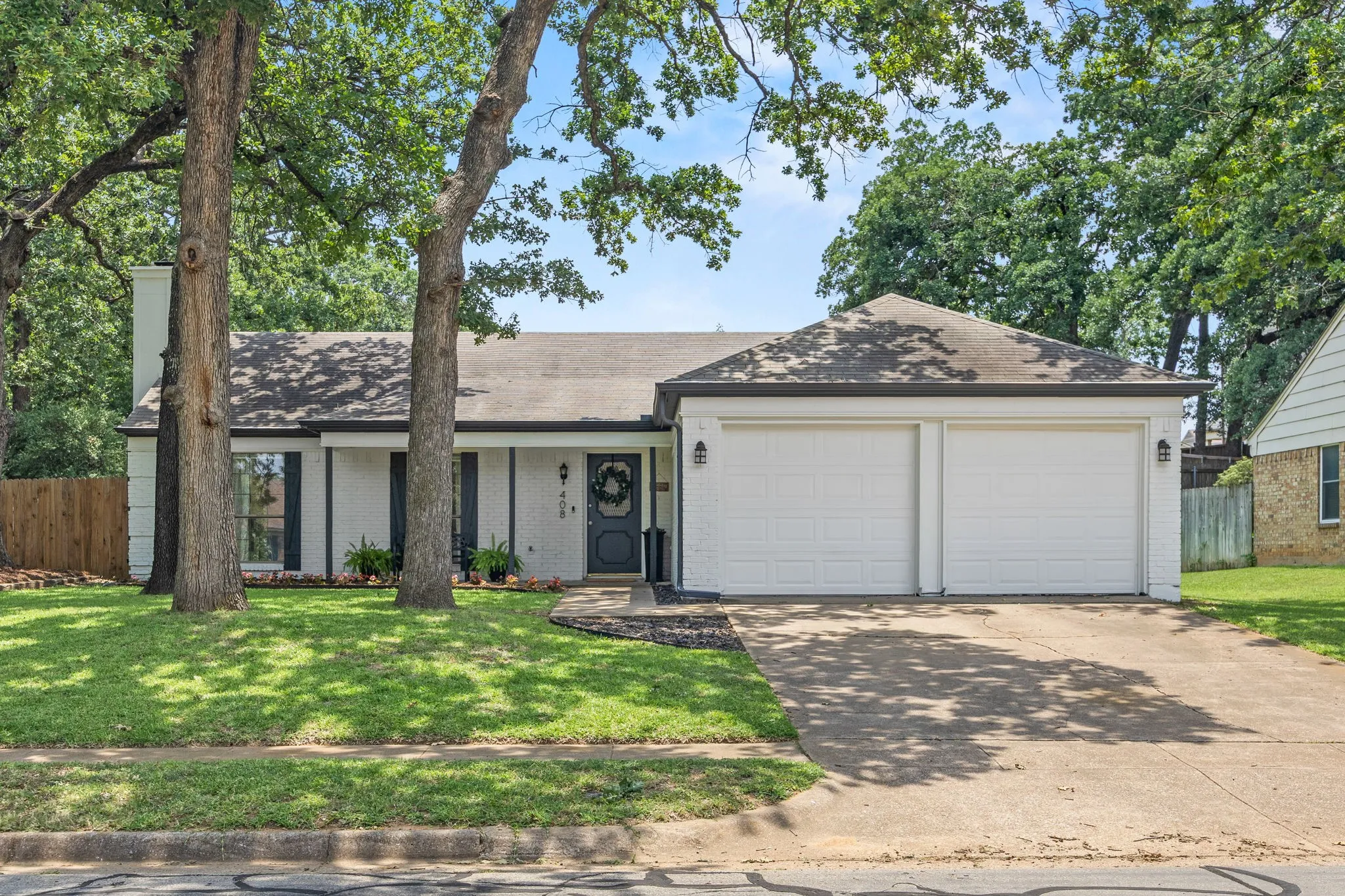 Single Family Residence For Sale in Tarrant County , 408 Thorn Wood Drive, Euless, Texas 76039, 3 Bedroom, 2 Bathroom, 2 Garage spaces, 1,523 Sqft, built in 1982, mls#21369759, Real Estate Agent in Euless, Homes For Sale in Tarrant county, Homes For Sale in Euless, Realtor in Euless Texas, Real Estate Brokerage Independent Realty Texas, Luminita Cordes Realtor