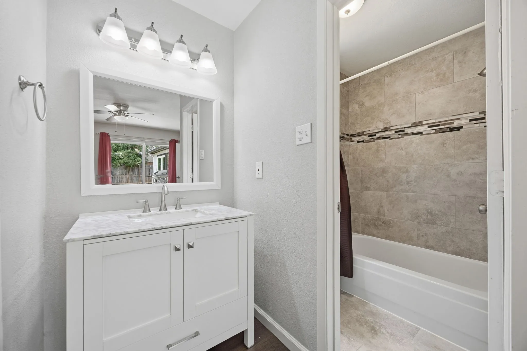 Single Family Residence For Sale in Tarrant County , 408 Thorn Wood Drive, Euless, Texas 76039, 3 Bedroom, 2 Bathroom, 2 Garage spaces, 1,523 Sqft, built in 1982, mls#21369759, Real Estate Agent in Euless, Homes For Sale in Tarrant county, Homes For Sale in Euless, Realtor in Euless Texas, Real Estate Brokerage Independent Realty Texas, Luminita Cordes Realtor