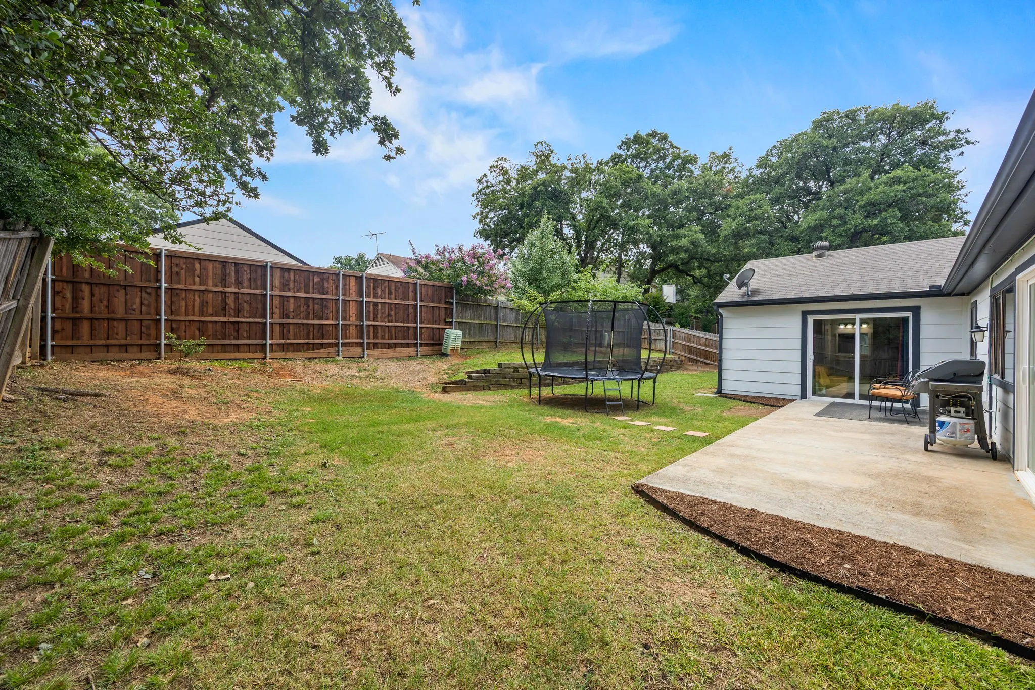 Single Family Residence For Sale in Tarrant County , 408 Thorn Wood Drive, Euless, Texas 76039, 3 Bedroom, 2 Bathroom, 2 Garage spaces, 1,523 Sqft, built in 1982, mls#21369759, Real Estate Agent in Euless, Homes For Sale in Tarrant county, Homes For Sale in Euless, Realtor in Euless Texas, Real Estate Brokerage Independent Realty Texas, Luminita Cordes Realtor