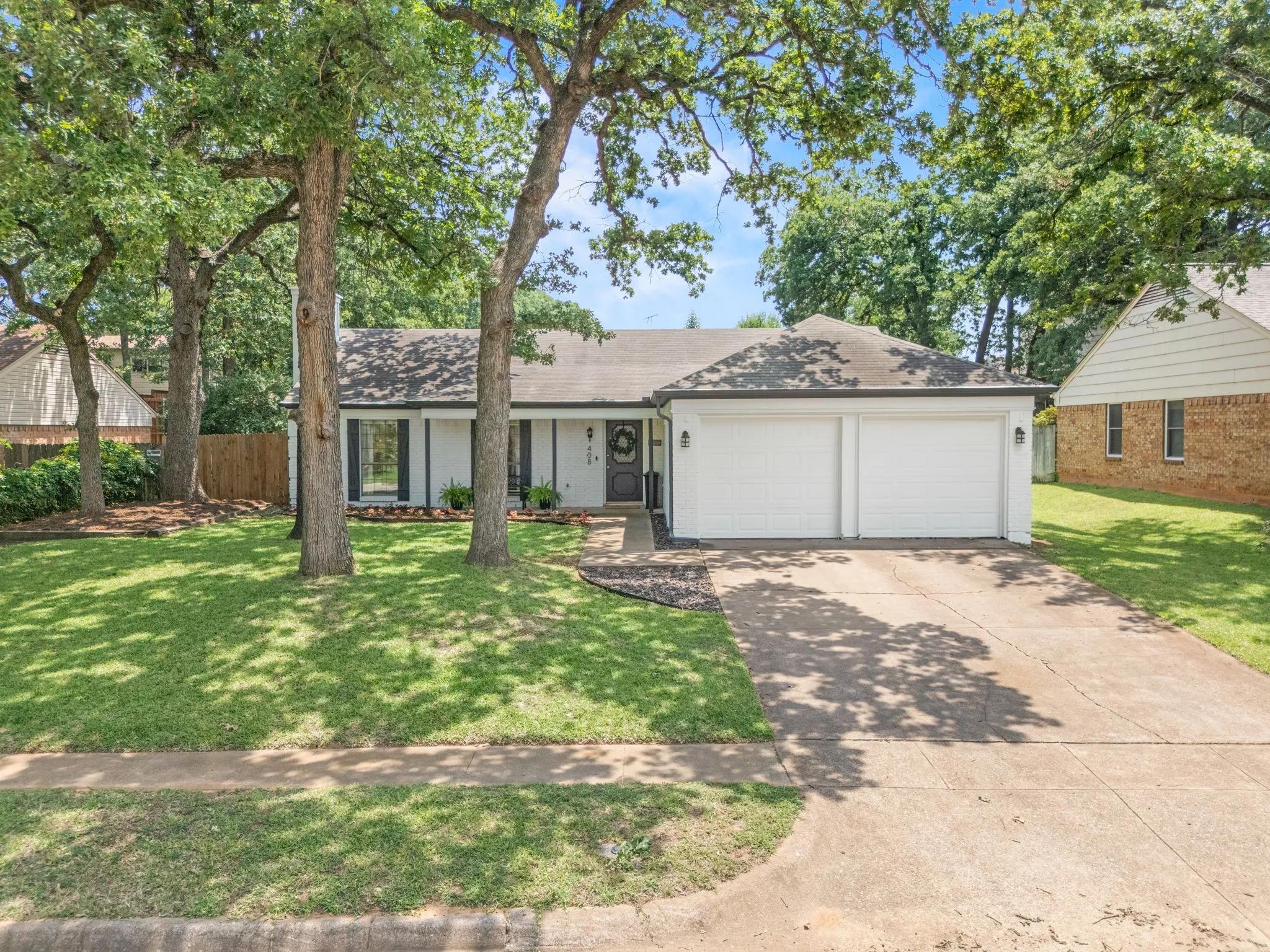 Single Family Residence For Sale in Tarrant County , 408 Thorn Wood Drive, Euless, Texas 76039, 3 Bedroom, 2 Bathroom, 2 Garage spaces, 1,523 Sqft, built in 1982, mls#21369759, Real Estate Agent in Euless, Homes For Sale in Tarrant county, Homes For Sale in Euless, Realtor in Euless Texas, Real Estate Brokerage Independent Realty Texas, Luminita Cordes Realtor