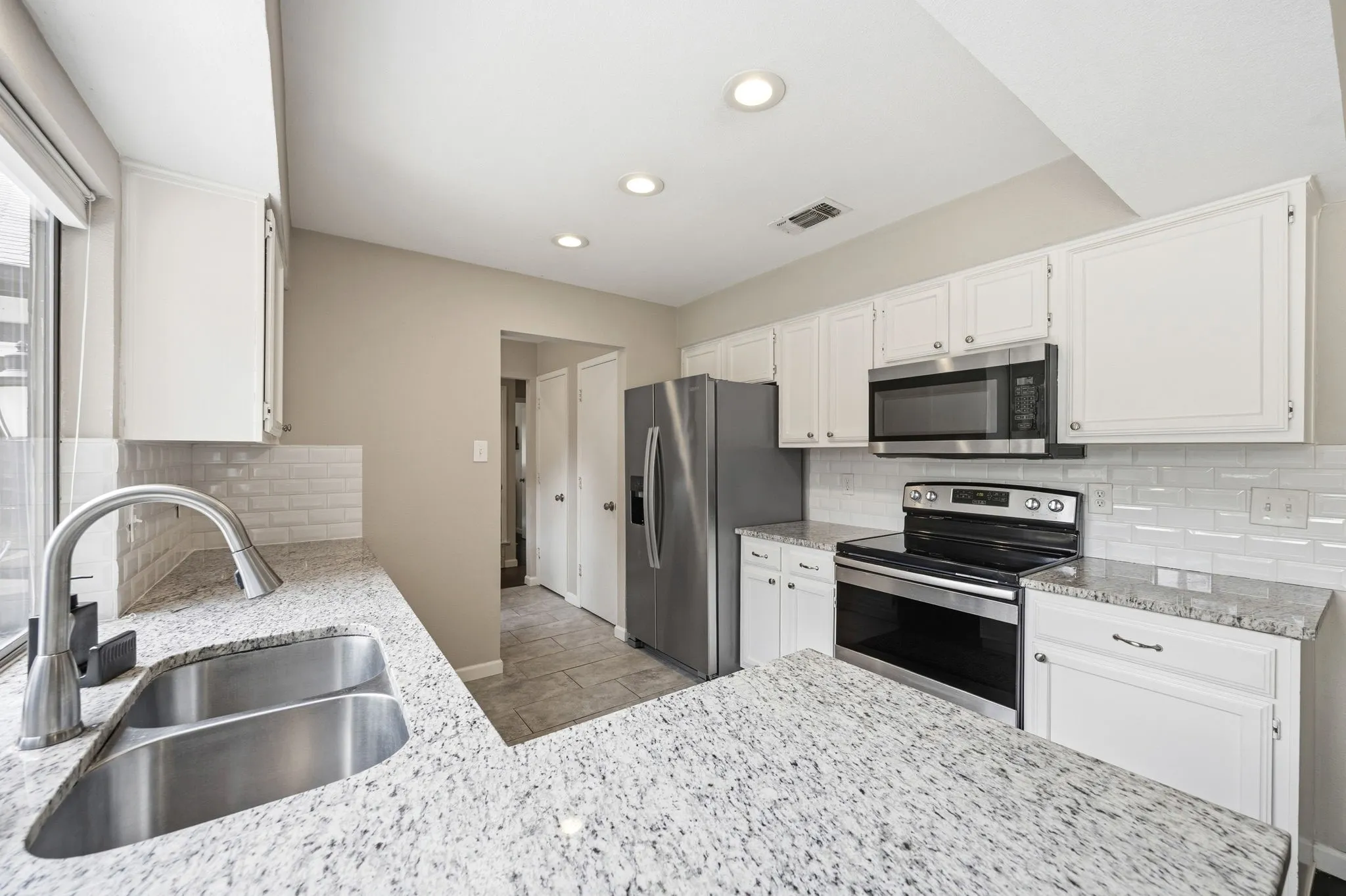 Single Family Residence For Sale in Tarrant County , 408 Thorn Wood Drive, Euless, Texas 76039, 3 Bedroom, 2 Bathroom, 2 Garage spaces, 1,523 Sqft, built in 1982, mls#21369759, Real Estate Agent in Euless, Homes For Sale in Tarrant county, Homes For Sale in Euless, Realtor in Euless Texas, Real Estate Brokerage Independent Realty Texas, Luminita Cordes Realtor