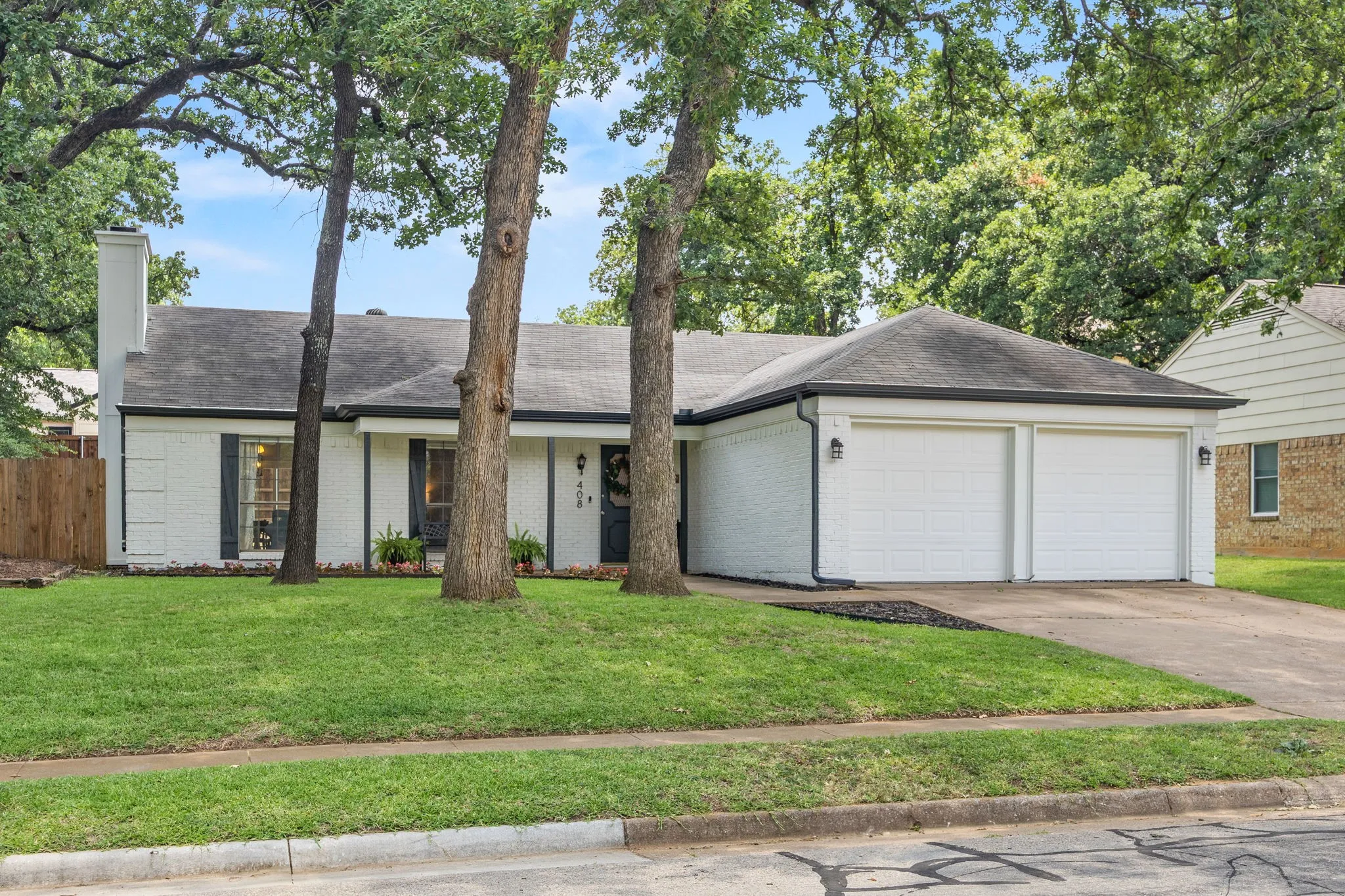 Single Family Residence For Sale in Tarrant County , 408 Thorn Wood Drive, Euless, Texas 76039, 3 Bedroom, 2 Bathroom, 2 Garage spaces, 1,523 Sqft, built in 1982, mls#21369759, Real Estate Agent in Euless, Homes For Sale in Tarrant county, Homes For Sale in Euless, Realtor in Euless Texas, Real Estate Brokerage Independent Realty Texas, Luminita Cordes Realtor