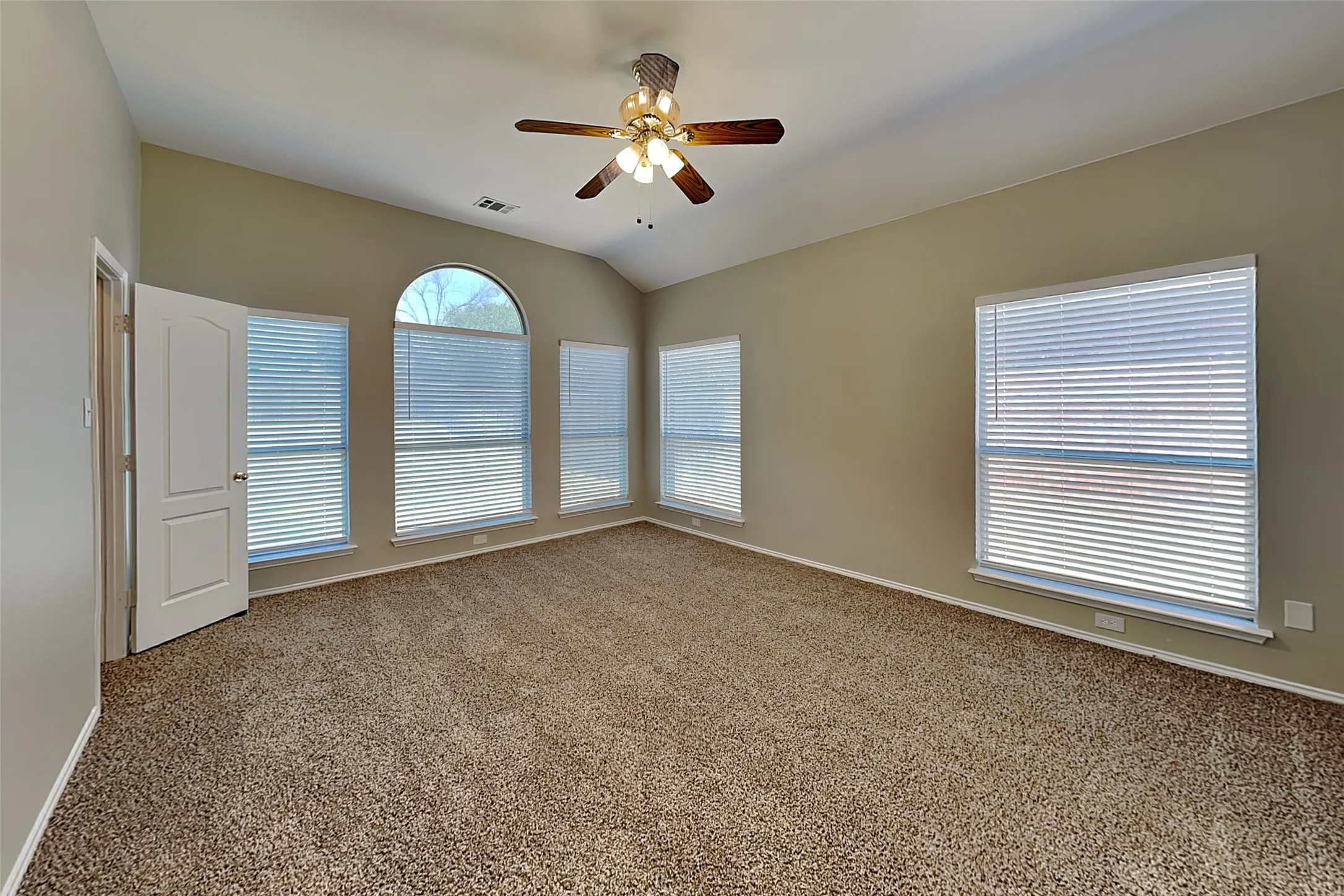 Single Family Residence For Rent in Denton County , 7016 Frost Lane, Denton, Texas 76210, 4 Bedroom, 3 Bathroom, 2 Garage spaces, 2,434 Sqft, built in 2000, mls#21369760, Real Estate Agent in Denton, Homes For Rent in Denton county, Homes For Rent in Denton, Realtor in Denton Texas, Real Estate Brokerage Independent Realty Texas, Luminita Cordes Realtor