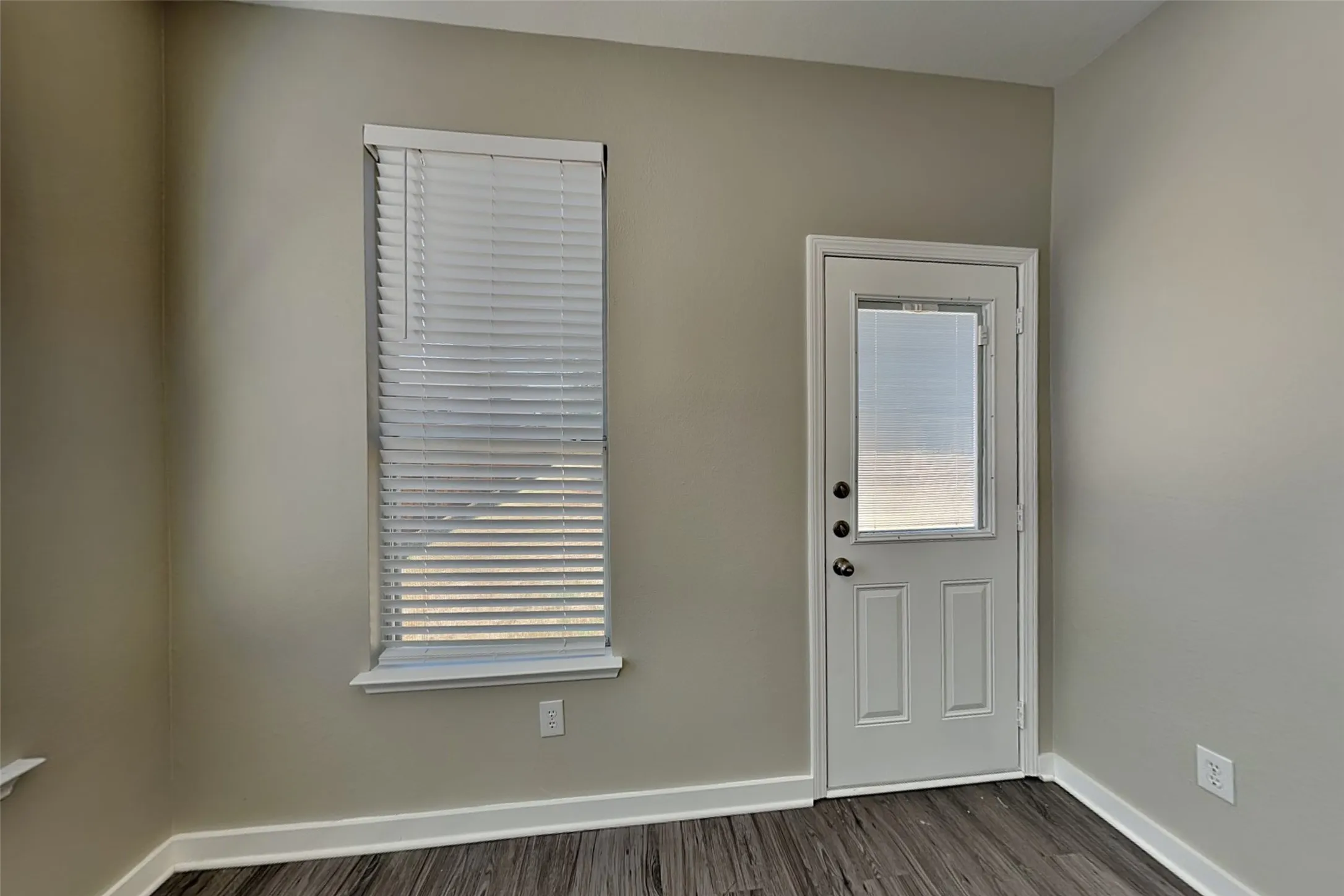 Single Family Residence For Rent in Denton County , 7016 Frost Lane, Denton, Texas 76210, 4 Bedroom, 3 Bathroom, 2 Garage spaces, 2,434 Sqft, built in 2000, mls#21369760, Real Estate Agent in Denton, Homes For Rent in Denton county, Homes For Rent in Denton, Realtor in Denton Texas, Real Estate Brokerage Independent Realty Texas, Luminita Cordes Realtor