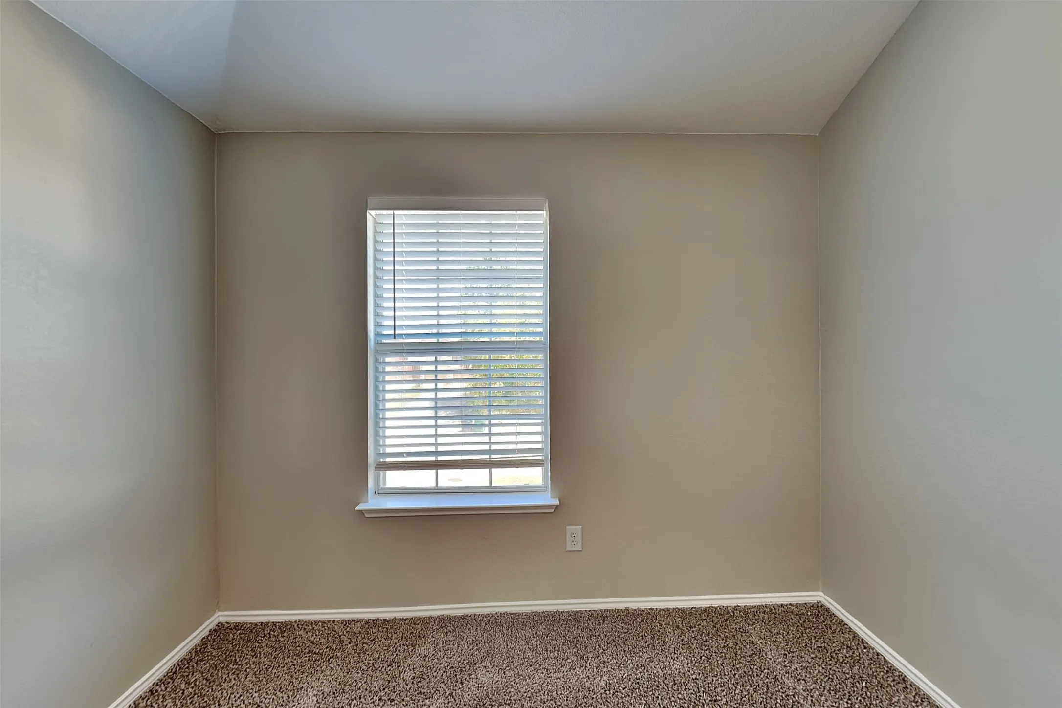 Single Family Residence For Rent in Denton County , 7016 Frost Lane, Denton, Texas 76210, 4 Bedroom, 3 Bathroom, 2 Garage spaces, 2,434 Sqft, built in 2000, mls#21369760, Real Estate Agent in Denton, Homes For Rent in Denton county, Homes For Rent in Denton, Realtor in Denton Texas, Real Estate Brokerage Independent Realty Texas, Luminita Cordes Realtor