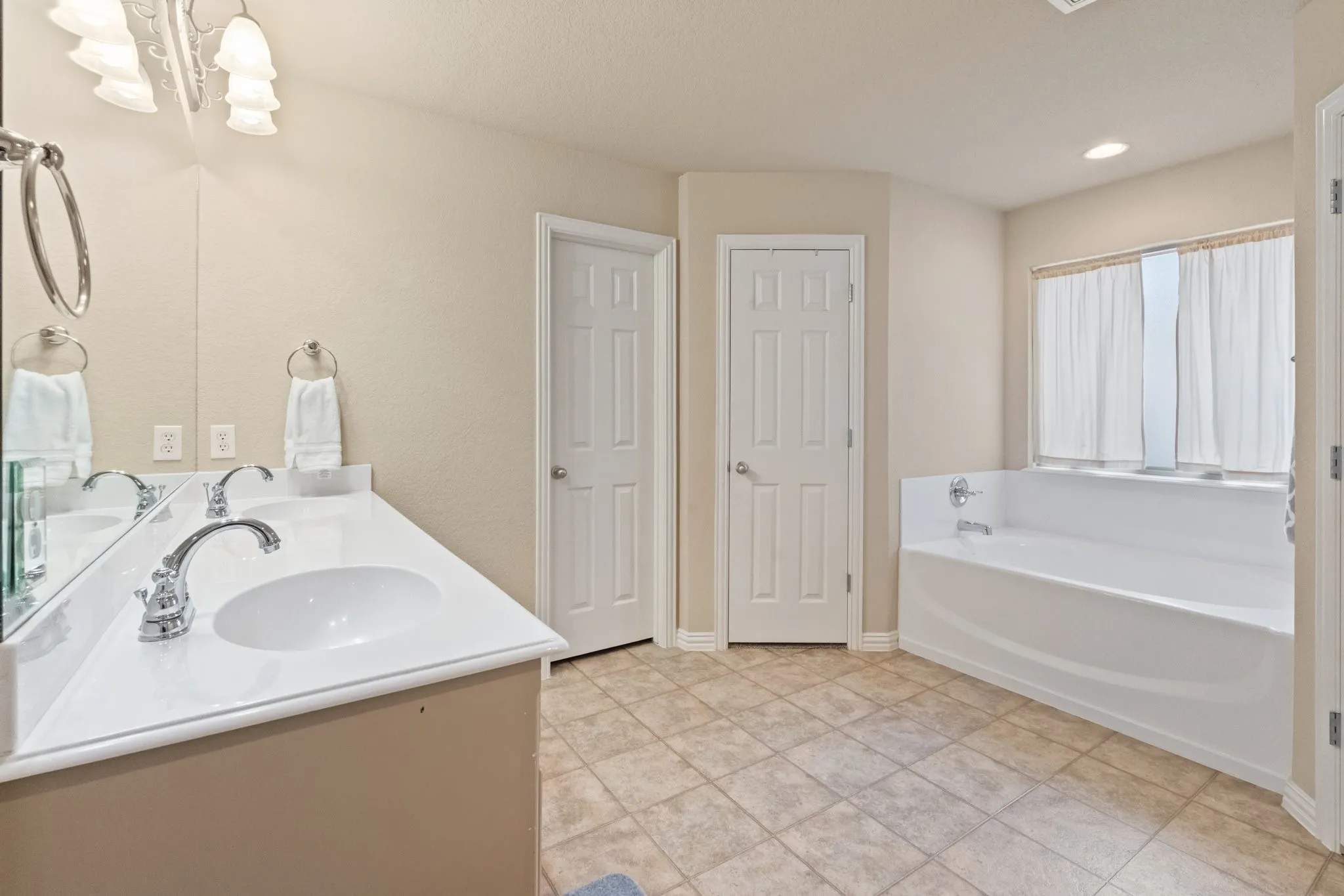 Single Family Residence For Sale in Johnson County , 609 Jeffdale Drive, Burleson, Texas 76028, 3 Bedroom, 2 Bathroom, 2 Garage spaces, 1,860 Sqft, built in 2012, mls#21367969, Real Estate Agent in Burleson, Homes For Sale in Johnson county, Homes For Sale in Burleson, Realtor in Burleson Texas, Real Estate Brokerage Independent Realty Texas, Luminita Cordes Realtor