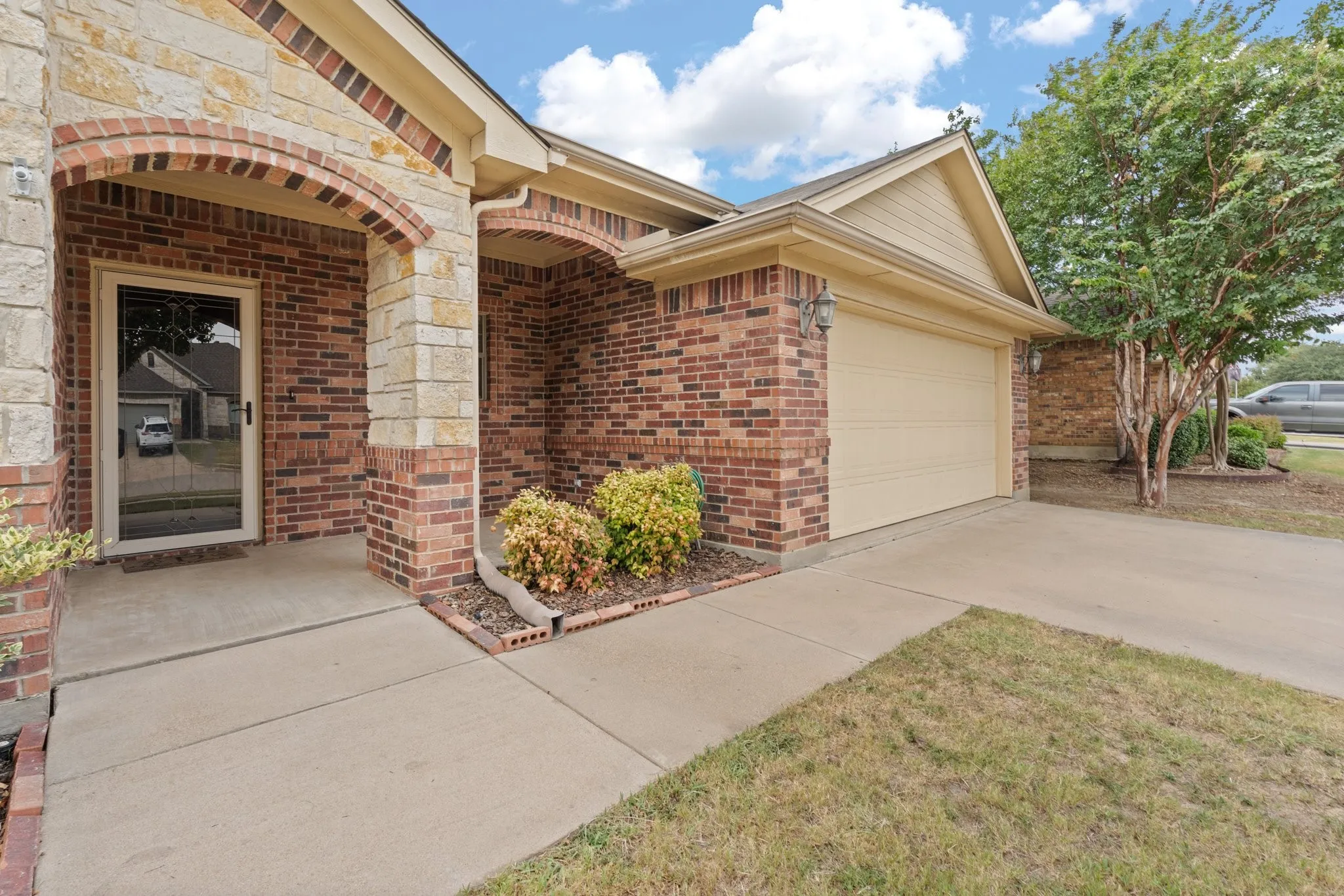 Single Family Residence For Sale in Johnson County , 609 Jeffdale Drive, Burleson, Texas 76028, 3 Bedroom, 2 Bathroom, 2 Garage spaces, 1,860 Sqft, built in 2012, mls#21367969, Real Estate Agent in Burleson, Homes For Sale in Johnson county, Homes For Sale in Burleson, Realtor in Burleson Texas, Real Estate Brokerage Independent Realty Texas, Luminita Cordes Realtor