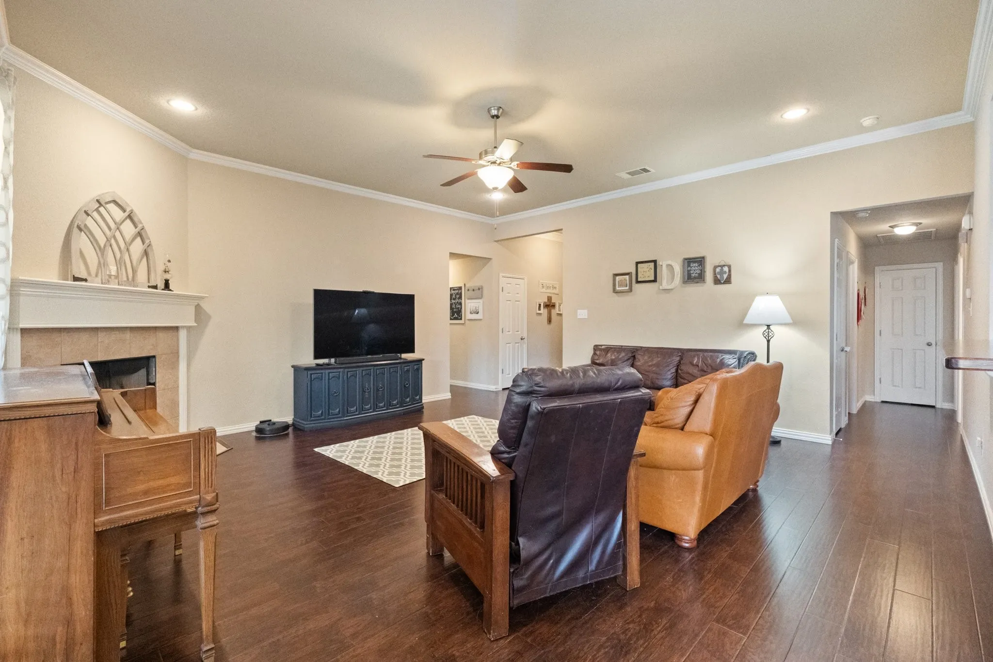 Single Family Residence For Sale in Johnson County , 609 Jeffdale Drive, Burleson, Texas 76028, 3 Bedroom, 2 Bathroom, 2 Garage spaces, 1,860 Sqft, built in 2012, mls#21367969, Real Estate Agent in Burleson, Homes For Sale in Johnson county, Homes For Sale in Burleson, Realtor in Burleson Texas, Real Estate Brokerage Independent Realty Texas, Luminita Cordes Realtor