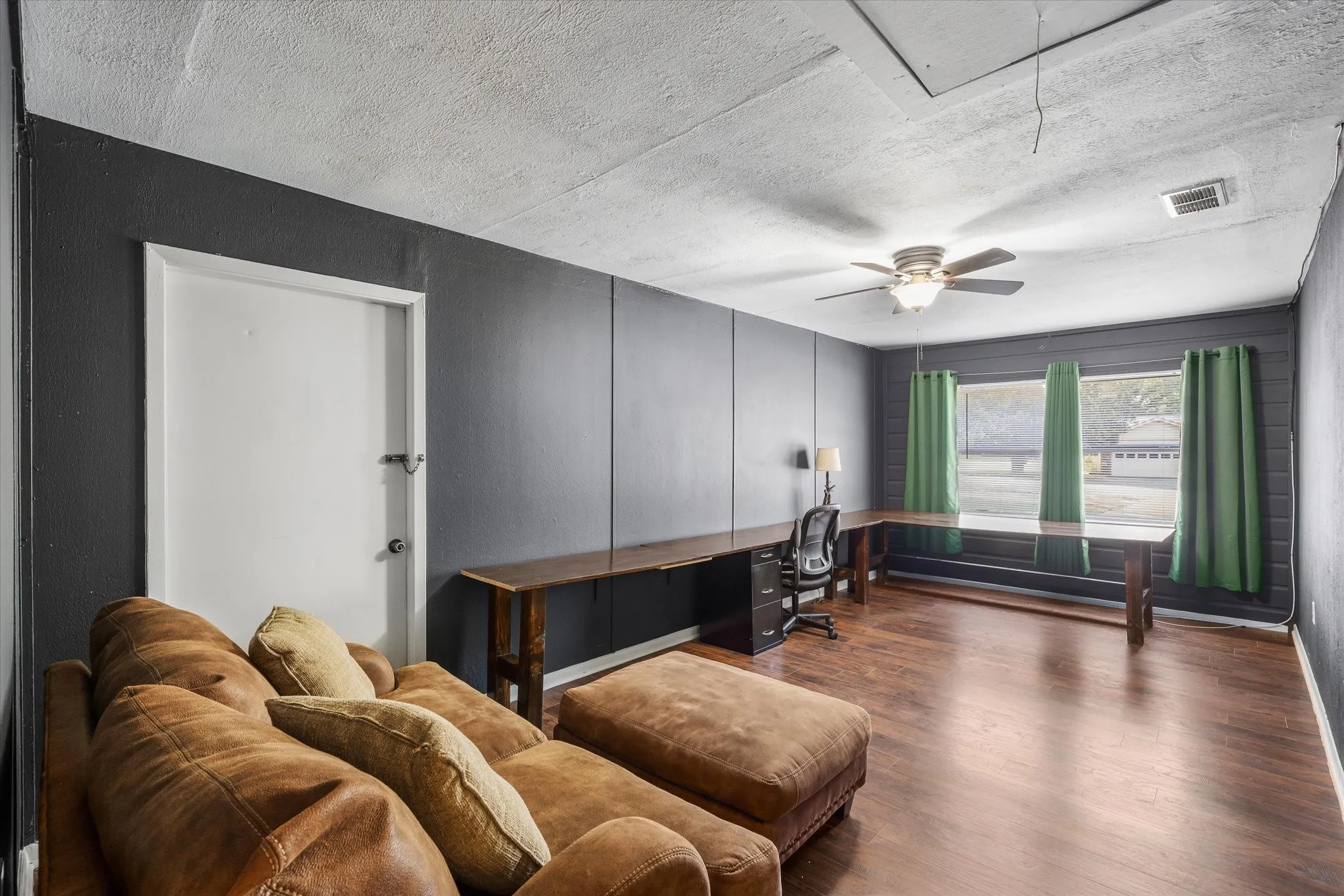 This can be a game room, office or 4th bedroom