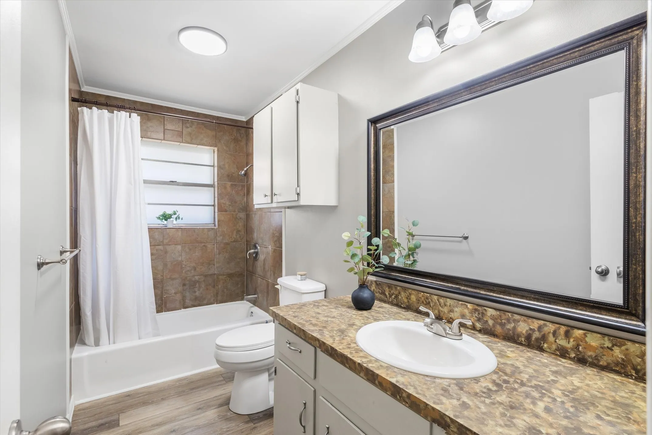 Guest bath with tiled shower