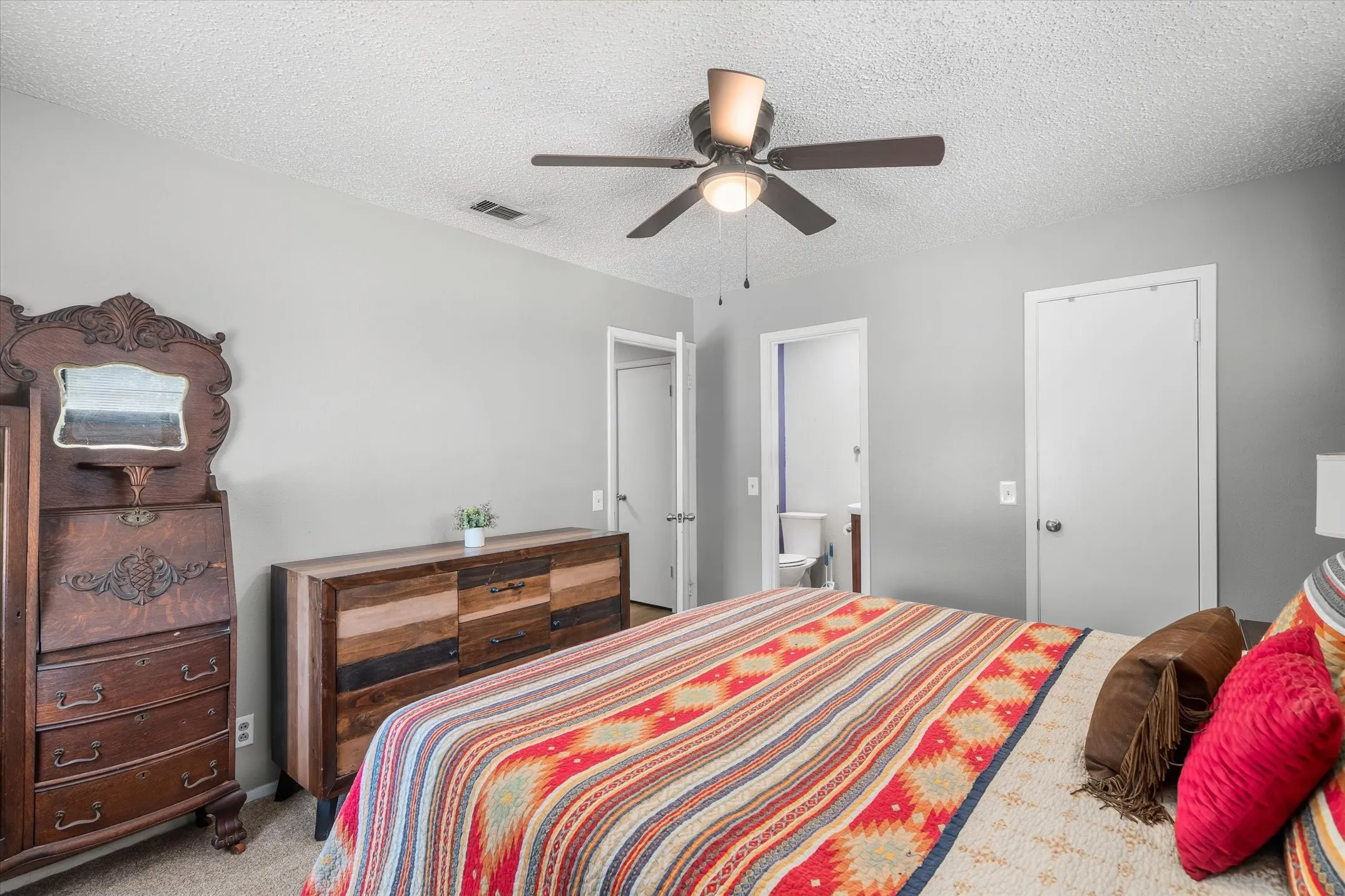Single Family Residence For Sale in Henderson County , 2941 Trey Circle, Athens, Texas 75752, 4 Bedroom, 2 Bathroom, 2 Garage spaces, 1,990 Sqft, built in 1977, mls#21366500, Real Estate Agent in Athens, Homes For Sale in Henderson county, Homes For Sale in Athens, Realtor in Athens Texas, Real Estate Brokerage Independent Realty Texas, Luminita Cordes Realtor