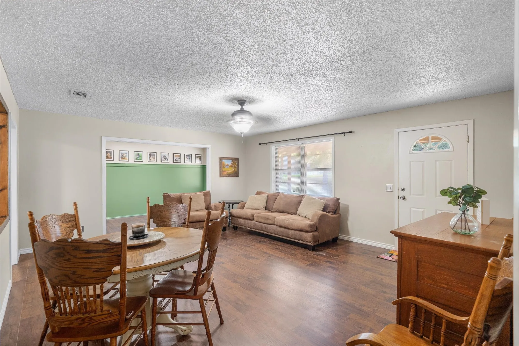 Single Family Residence For Sale in Henderson County , 2941 Trey Circle, Athens, Texas 75752, 4 Bedroom, 2 Bathroom, 2 Garage spaces, 1,990 Sqft, built in 1977, mls#21366500, Real Estate Agent in Athens, Homes For Sale in Henderson county, Homes For Sale in Athens, Realtor in Athens Texas, Real Estate Brokerage Independent Realty Texas, Luminita Cordes Realtor