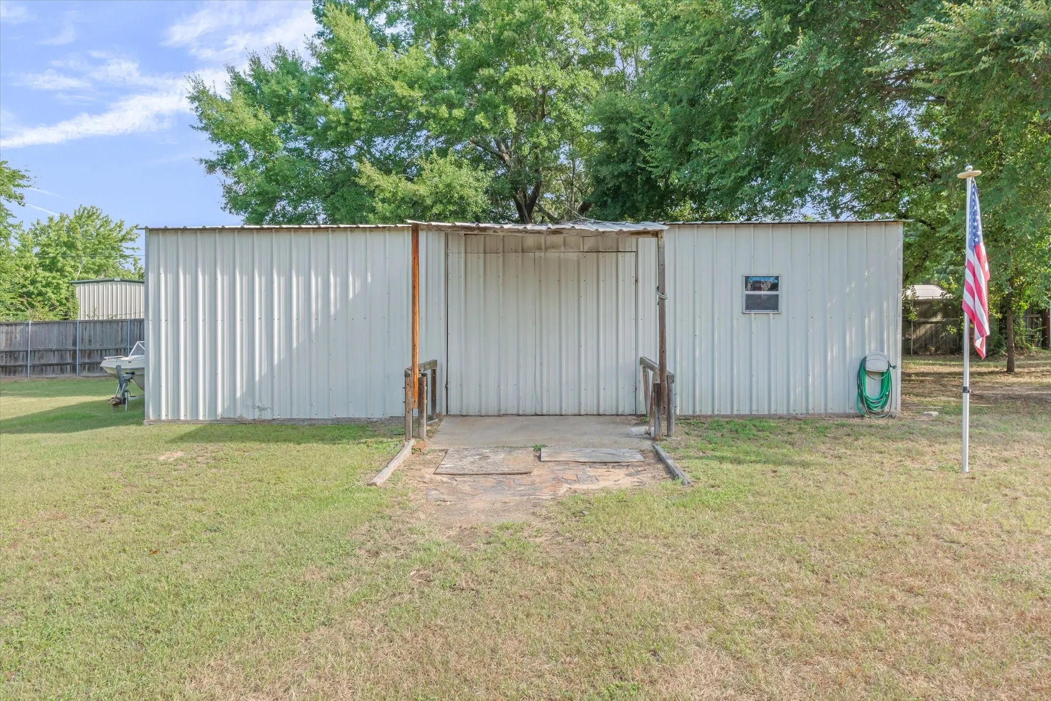 This workshop sits on the lot by itself with its own electric meter.  Drive right up and into the shop.