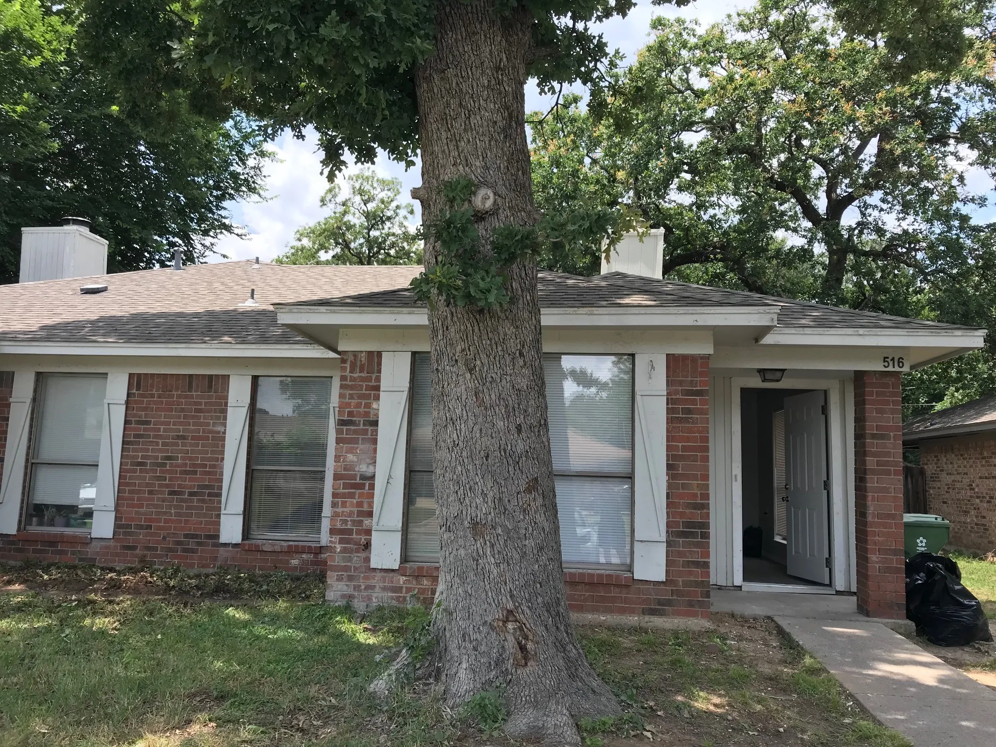 Duplex For Rent in Tarrant County , 514 Mcqueary Street, Arlington, Texas 76012, 2 Bedroom, 1 Bathroom, Garage spaces, 1,262 Sqft, built in 1981, mls#21365453, Real Estate Agent in Arlington, Homes For Rent in Tarrant county, Homes For Rent in Arlington, Realtor in Arlington Texas, Real Estate Brokerage Independent Realty Texas, Luminita Cordes Realtor