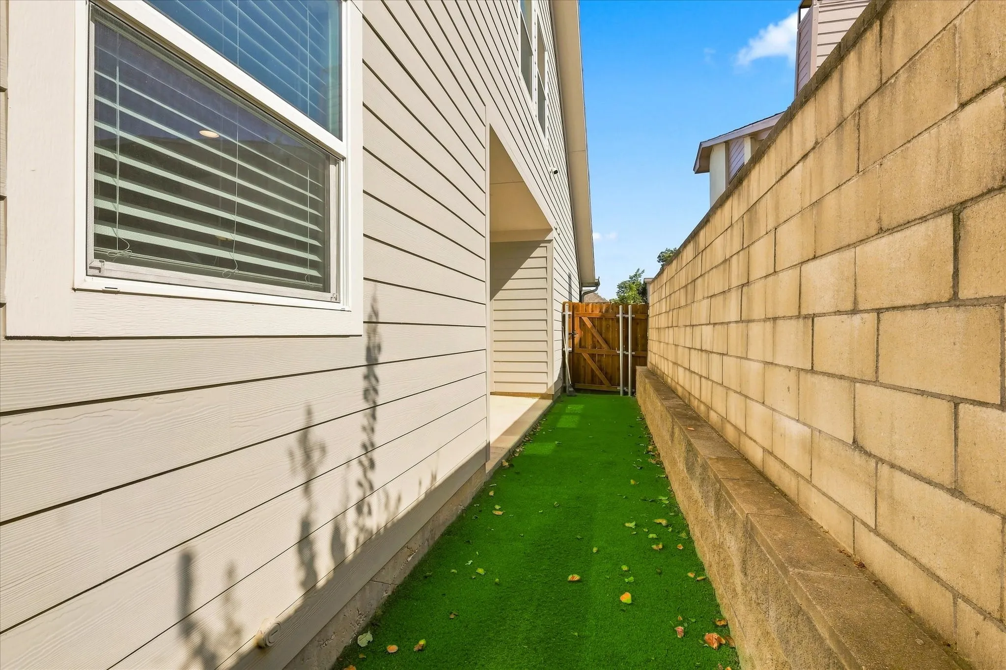 Duplex For Rent in Tarrant County , 216 Wayside Court, Bedford, Texas 76021, 3 Bedroom, 3 Bathroom, 2 Garage spaces, 1,697 Sqft, built in 2023, mls#21368338, Real Estate Agent in Bedford, Homes For Rent in Tarrant county, Homes For Rent in Bedford, Realtor in Bedford Texas, Real Estate Brokerage Independent Realty Texas, Luminita Cordes Realtor