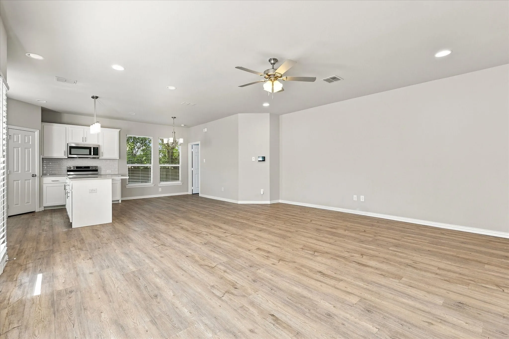 Duplex For Rent in Tarrant County , 216 Wayside Court, Bedford, Texas 76021, 3 Bedroom, 3 Bathroom, 2 Garage spaces, 1,697 Sqft, built in 2023, mls#21368338, Real Estate Agent in Bedford, Homes For Rent in Tarrant county, Homes For Rent in Bedford, Realtor in Bedford Texas, Real Estate Brokerage Independent Realty Texas, Luminita Cordes Realtor