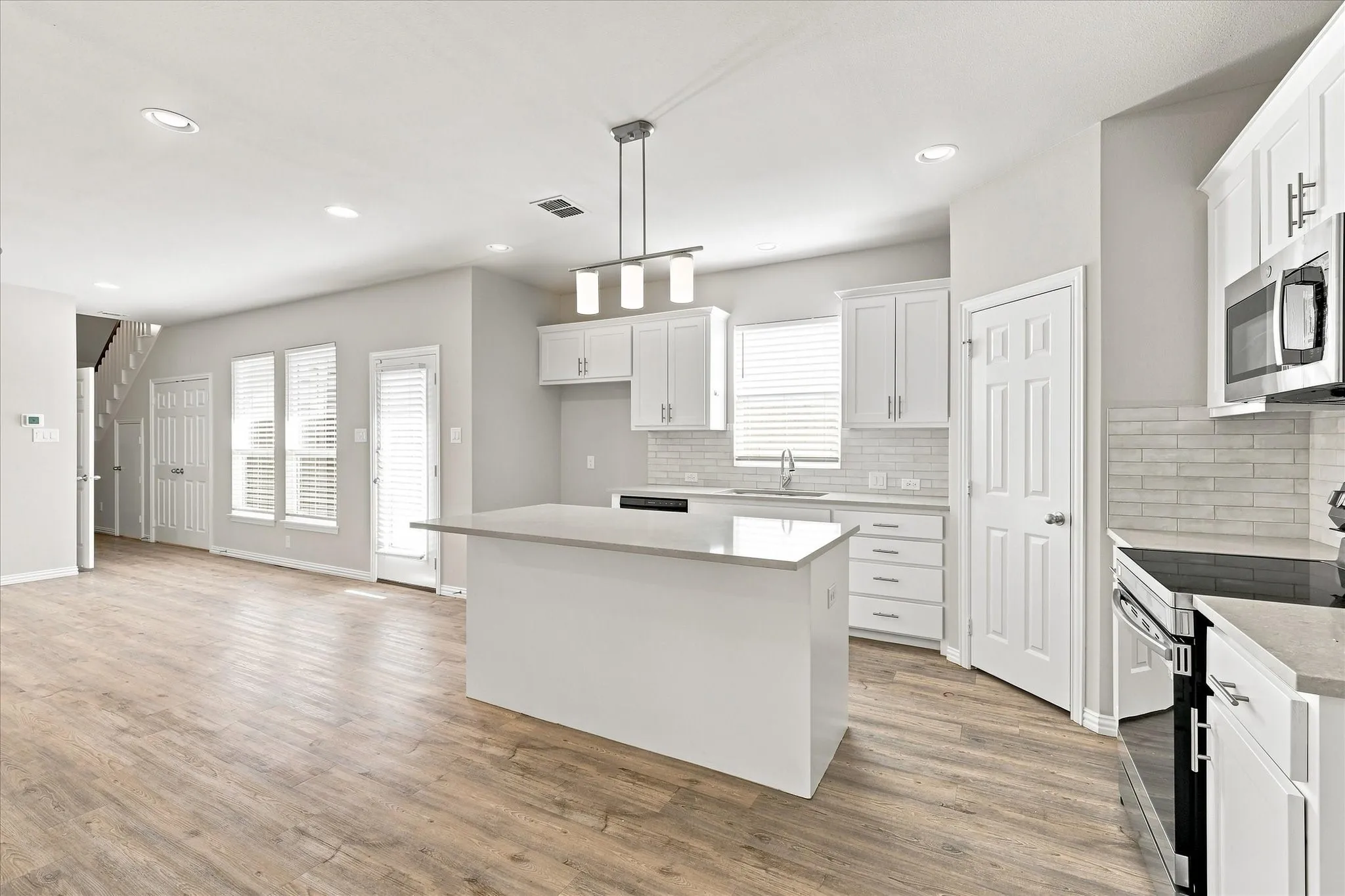 Duplex For Rent in Tarrant County , 216 Wayside Court, Bedford, Texas 76021, 3 Bedroom, 3 Bathroom, 2 Garage spaces, 1,697 Sqft, built in 2023, mls#21368338, Real Estate Agent in Bedford, Homes For Rent in Tarrant county, Homes For Rent in Bedford, Realtor in Bedford Texas, Real Estate Brokerage Independent Realty Texas, Luminita Cordes Realtor