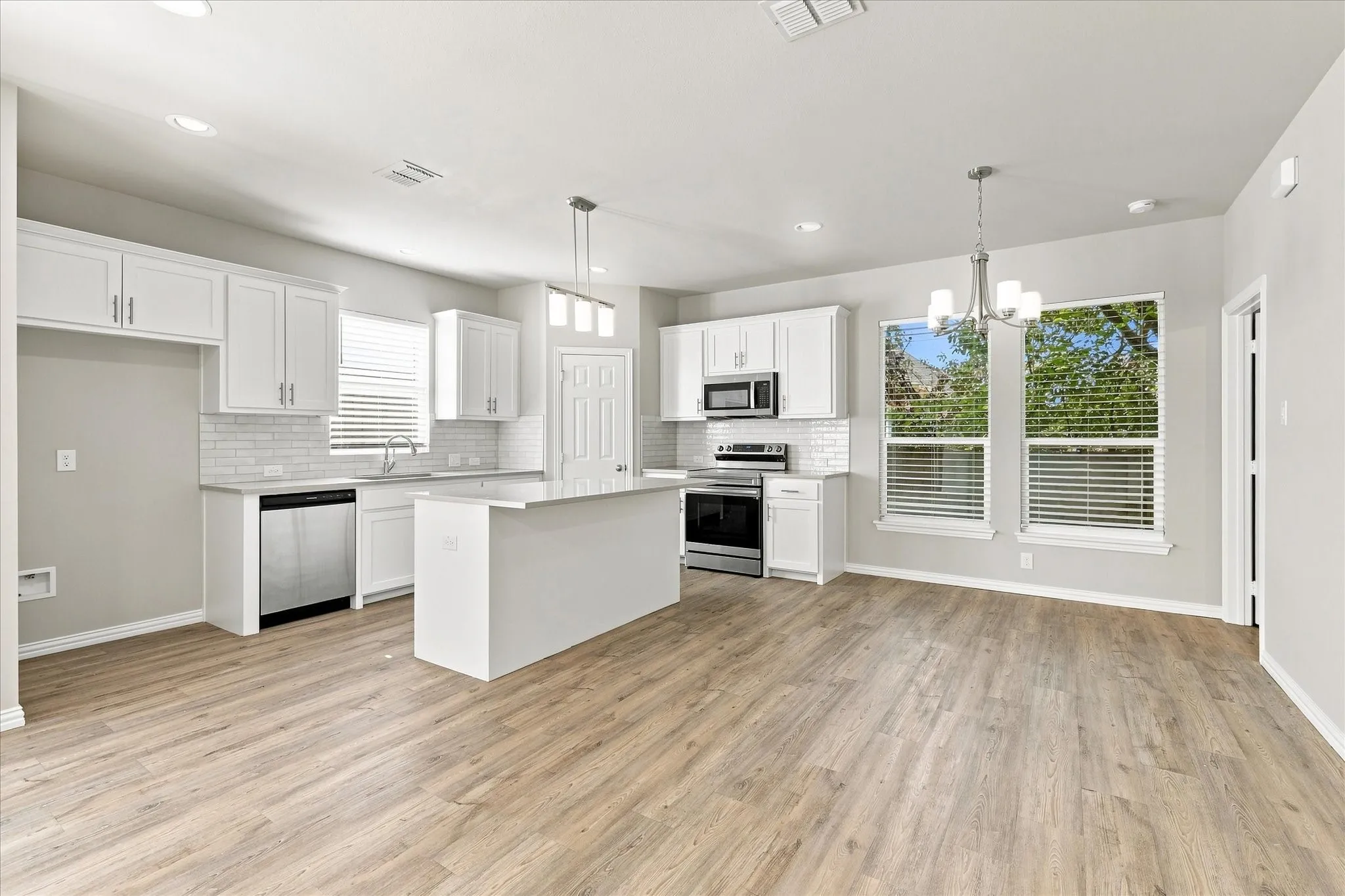 Duplex For Rent in Tarrant County , 216 Wayside Court, Bedford, Texas 76021, 3 Bedroom, 3 Bathroom, 2 Garage spaces, 1,697 Sqft, built in 2023, mls#21368338, Real Estate Agent in Bedford, Homes For Rent in Tarrant county, Homes For Rent in Bedford, Realtor in Bedford Texas, Real Estate Brokerage Independent Realty Texas, Luminita Cordes Realtor