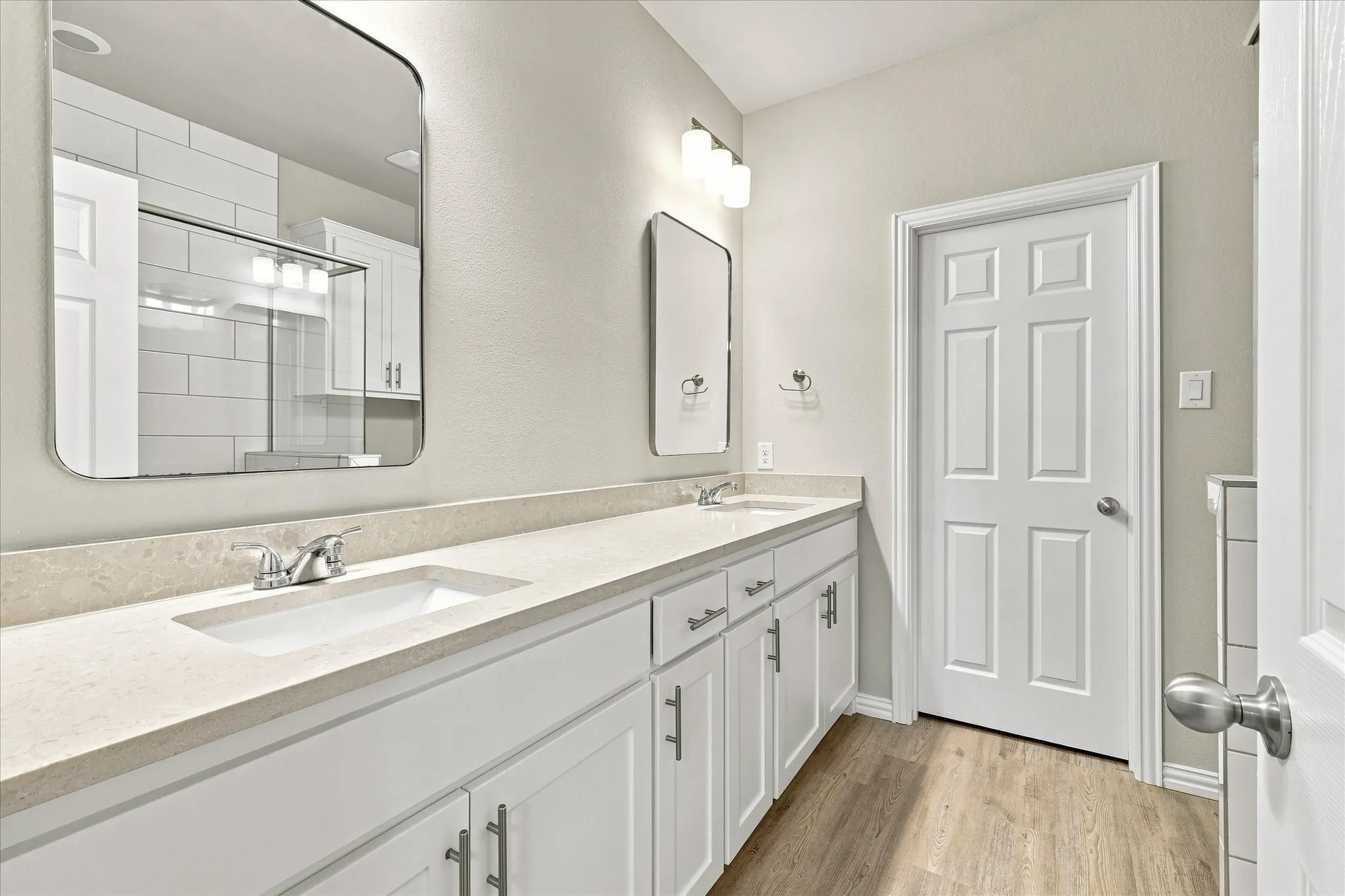 Duplex For Rent in Tarrant County , 216 Wayside Court, Bedford, Texas 76021, 3 Bedroom, 3 Bathroom, 2 Garage spaces, 1,697 Sqft, built in 2023, mls#21368338, Real Estate Agent in Bedford, Homes For Rent in Tarrant county, Homes For Rent in Bedford, Realtor in Bedford Texas, Real Estate Brokerage Independent Realty Texas, Luminita Cordes Realtor