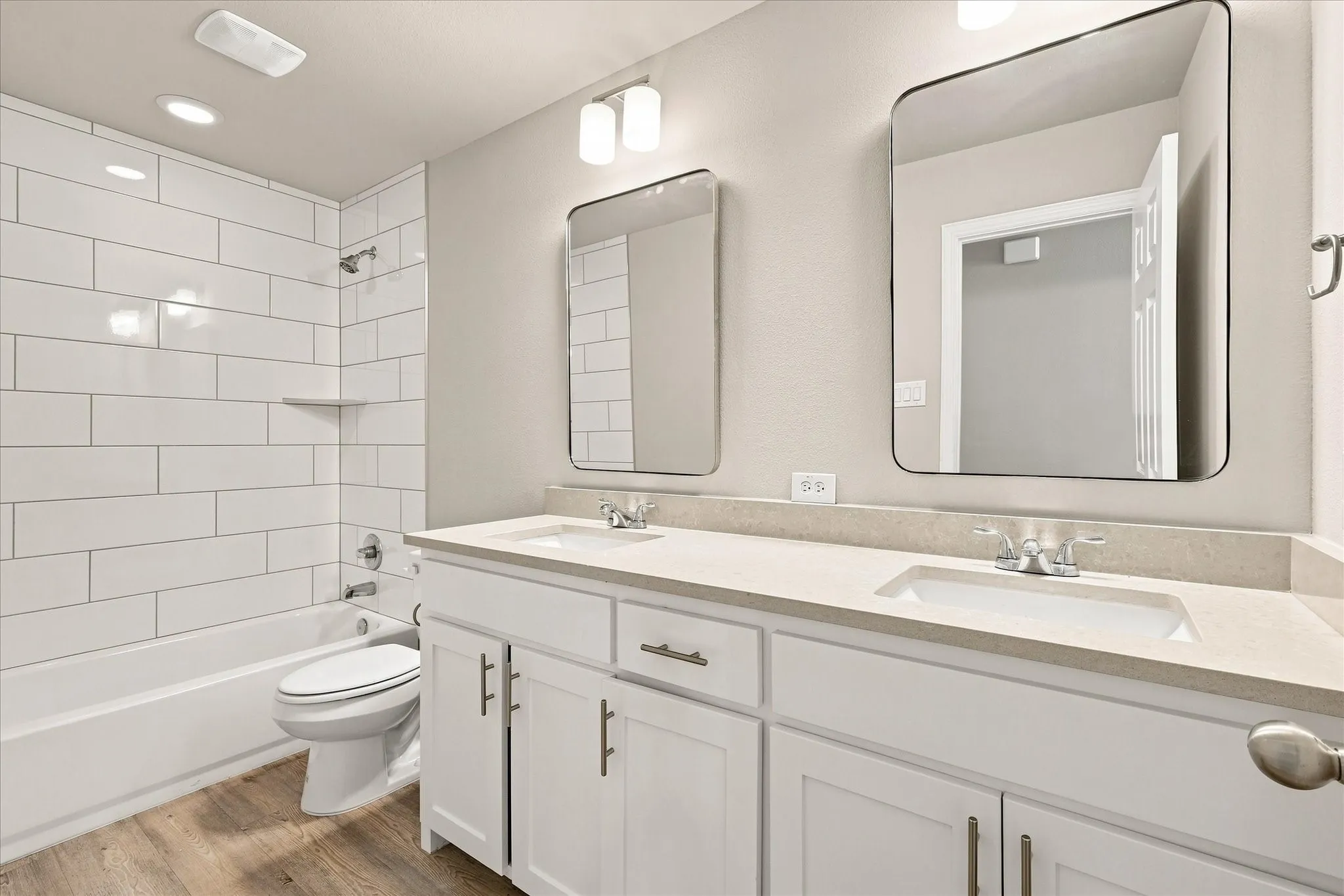Duplex For Rent in Tarrant County , 216 Wayside Court, Bedford, Texas 76021, 3 Bedroom, 3 Bathroom, 2 Garage spaces, 1,697 Sqft, built in 2023, mls#21368338, Real Estate Agent in Bedford, Homes For Rent in Tarrant county, Homes For Rent in Bedford, Realtor in Bedford Texas, Real Estate Brokerage Independent Realty Texas, Luminita Cordes Realtor