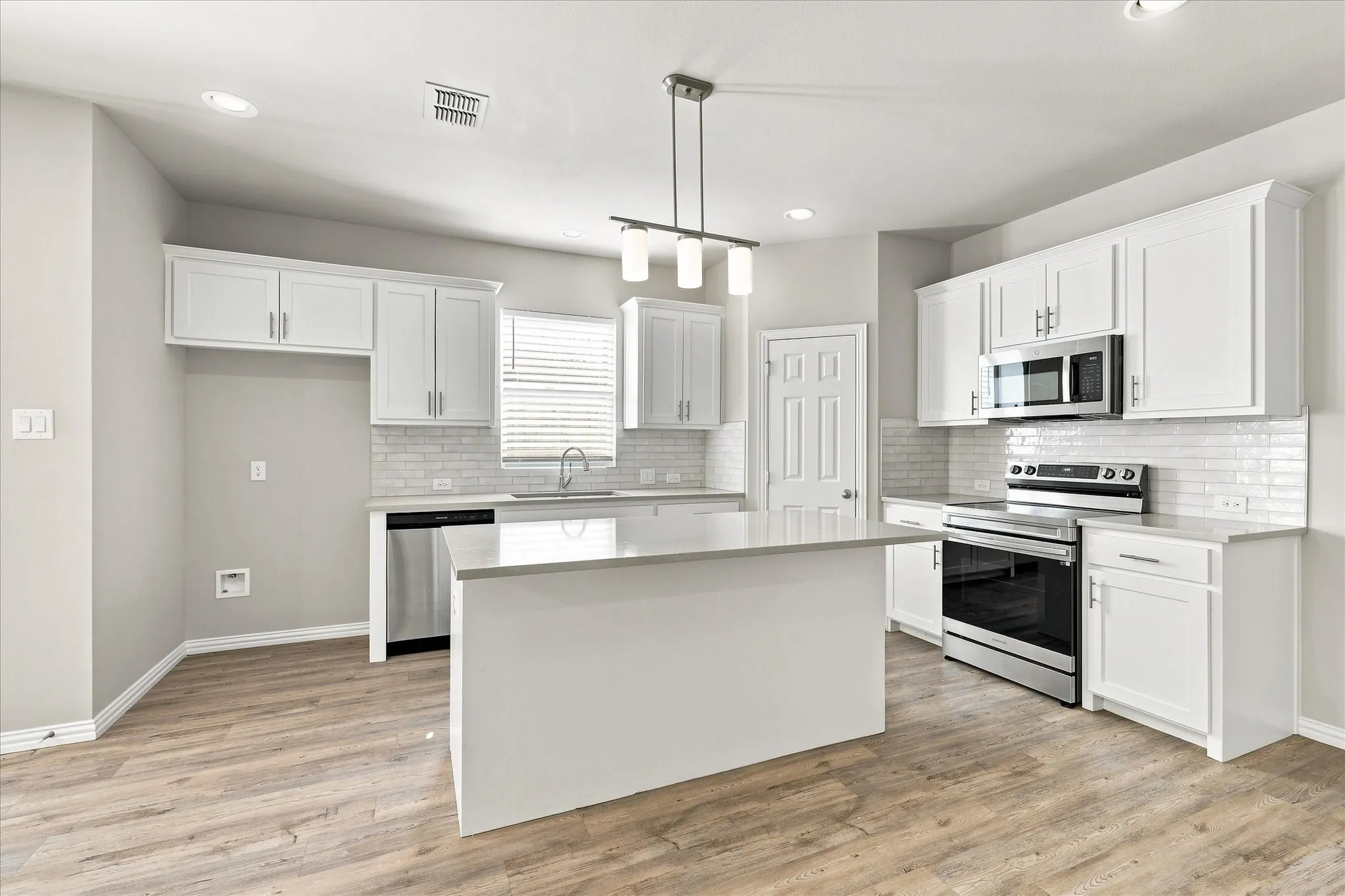 Duplex For Rent in Tarrant County , 216 Wayside Court, Bedford, Texas 76021, 3 Bedroom, 3 Bathroom, 2 Garage spaces, 1,697 Sqft, built in 2023, mls#21368338, Real Estate Agent in Bedford, Homes For Rent in Tarrant county, Homes For Rent in Bedford, Realtor in Bedford Texas, Real Estate Brokerage Independent Realty Texas, Luminita Cordes Realtor