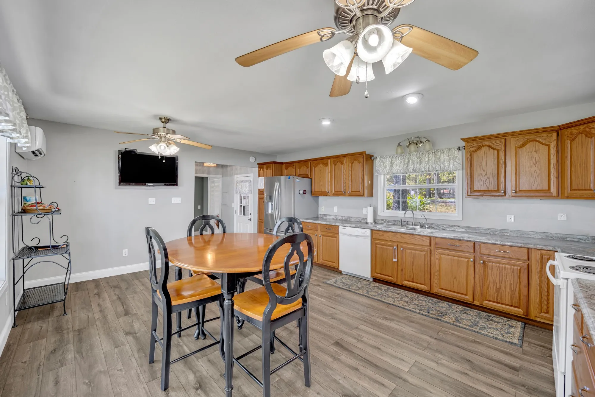 Single Family Residence For Sale in Cherokee County , 895 Fm 3288 E, Jacksonville, Texas 75766, 2 Bedroom, 2 Bathroom, Garage spaces, 1,891 Sqft, built in 1966, mls#21369770, Real Estate Agent in Jacksonville, Homes For Sale in Cherokee county, Homes For Sale in Jacksonville, Realtor in Jacksonville Texas, Real Estate Brokerage Independent Realty Texas, Luminita Cordes Realtor