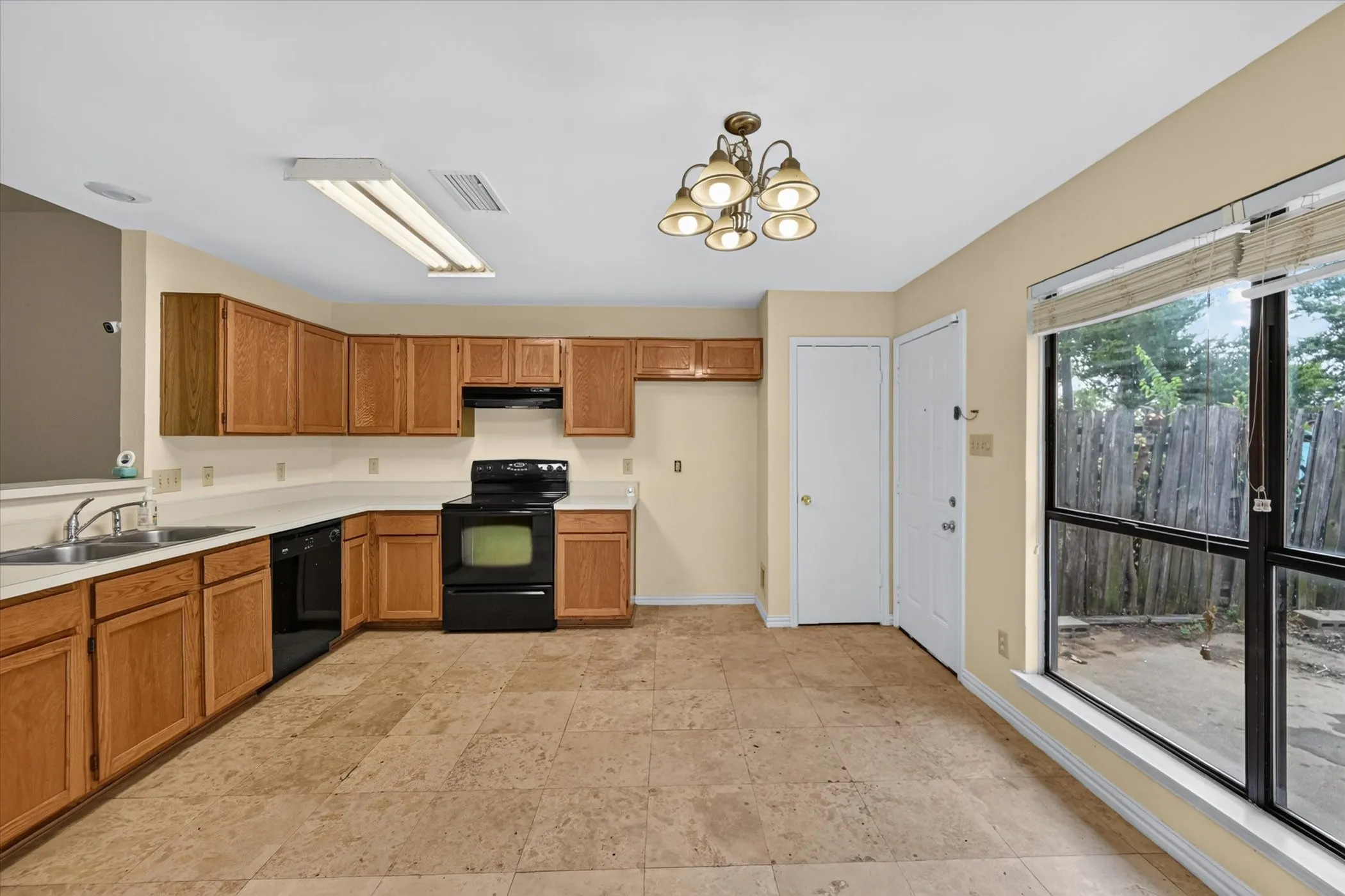 Single Family Residence For Sale in Dallas County , 724 Lemons Street, Cedar Hill, Texas 75104, 3 Bedroom, 2 Bathroom, Garage spaces, 1,491 Sqft, built in 1986, mls#21366414, Real Estate Agent in Cedar Hill, Homes For Sale in Dallas county, Homes For Sale in Cedar Hill, Realtor in Cedar Hill Texas, Real Estate Brokerage Independent Realty Texas, Luminita Cordes Realtor