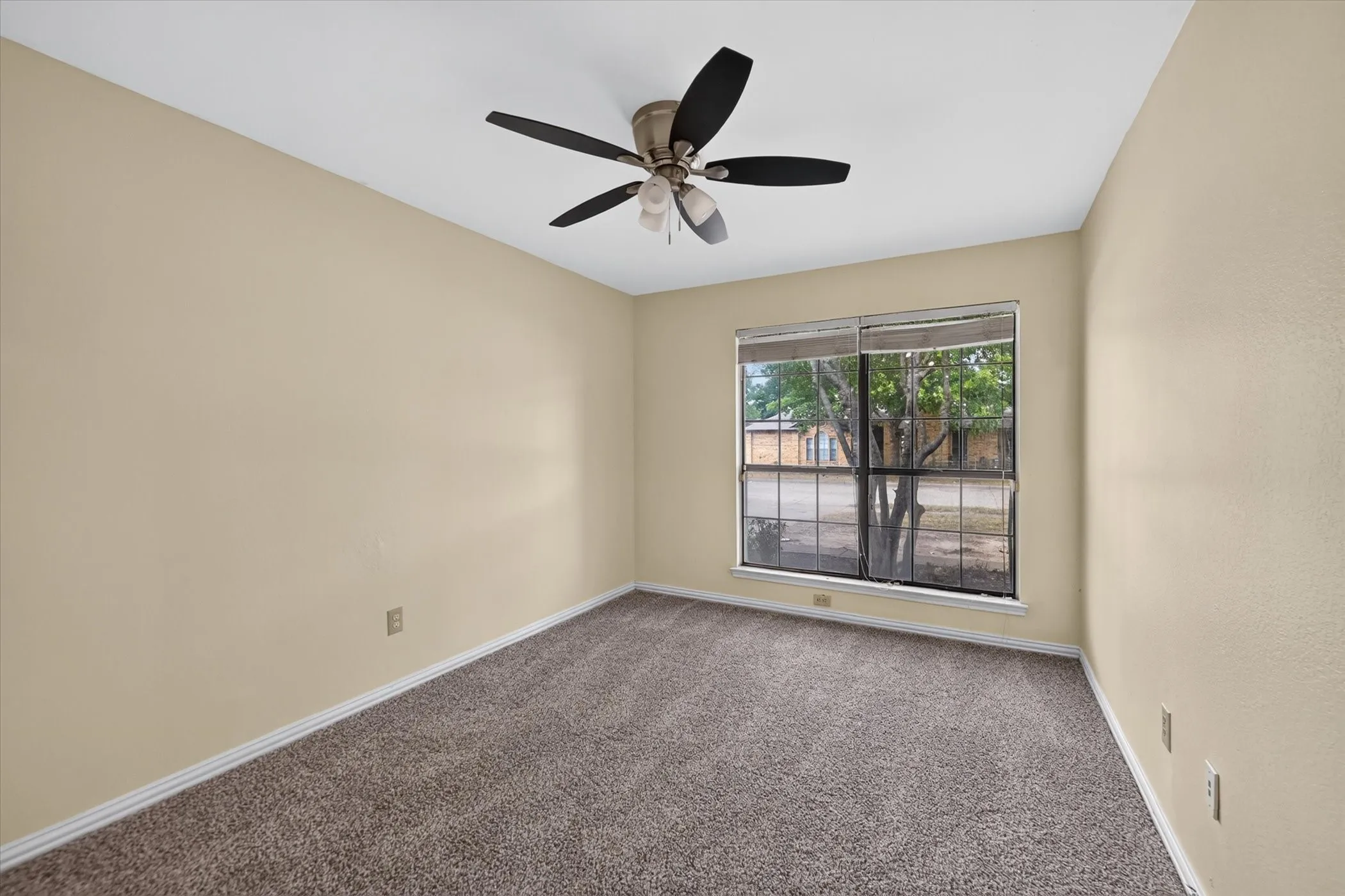 Single Family Residence For Sale in Dallas County , 724 Lemons Street, Cedar Hill, Texas 75104, 3 Bedroom, 2 Bathroom, Garage spaces, 1,491 Sqft, built in 1986, mls#21366414, Real Estate Agent in Cedar Hill, Homes For Sale in Dallas county, Homes For Sale in Cedar Hill, Realtor in Cedar Hill Texas, Real Estate Brokerage Independent Realty Texas, Luminita Cordes Realtor