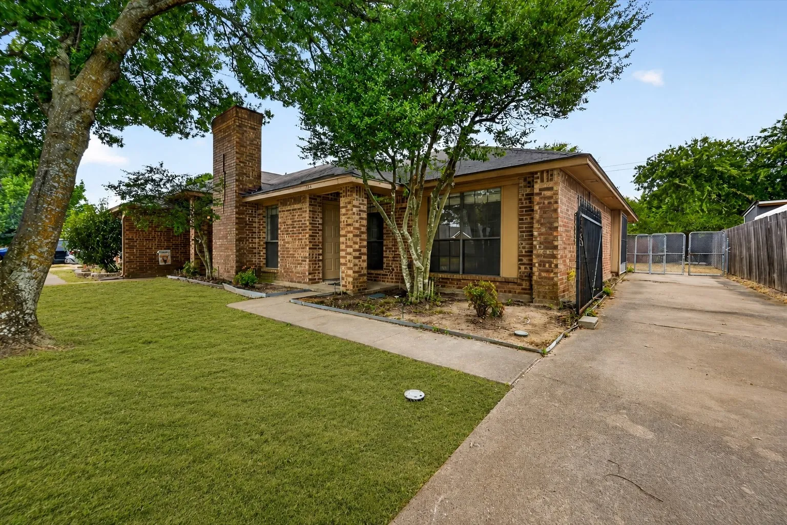 Single Family Residence For Sale in Dallas County , 724 Lemons Street, Cedar Hill, Texas 75104, 3 Bedroom, 2 Bathroom, Garage spaces, 1,491 Sqft, built in 1986, mls#21366414, Real Estate Agent in Cedar Hill, Homes For Sale in Dallas county, Homes For Sale in Cedar Hill, Realtor in Cedar Hill Texas, Real Estate Brokerage Independent Realty Texas, Luminita Cordes Realtor