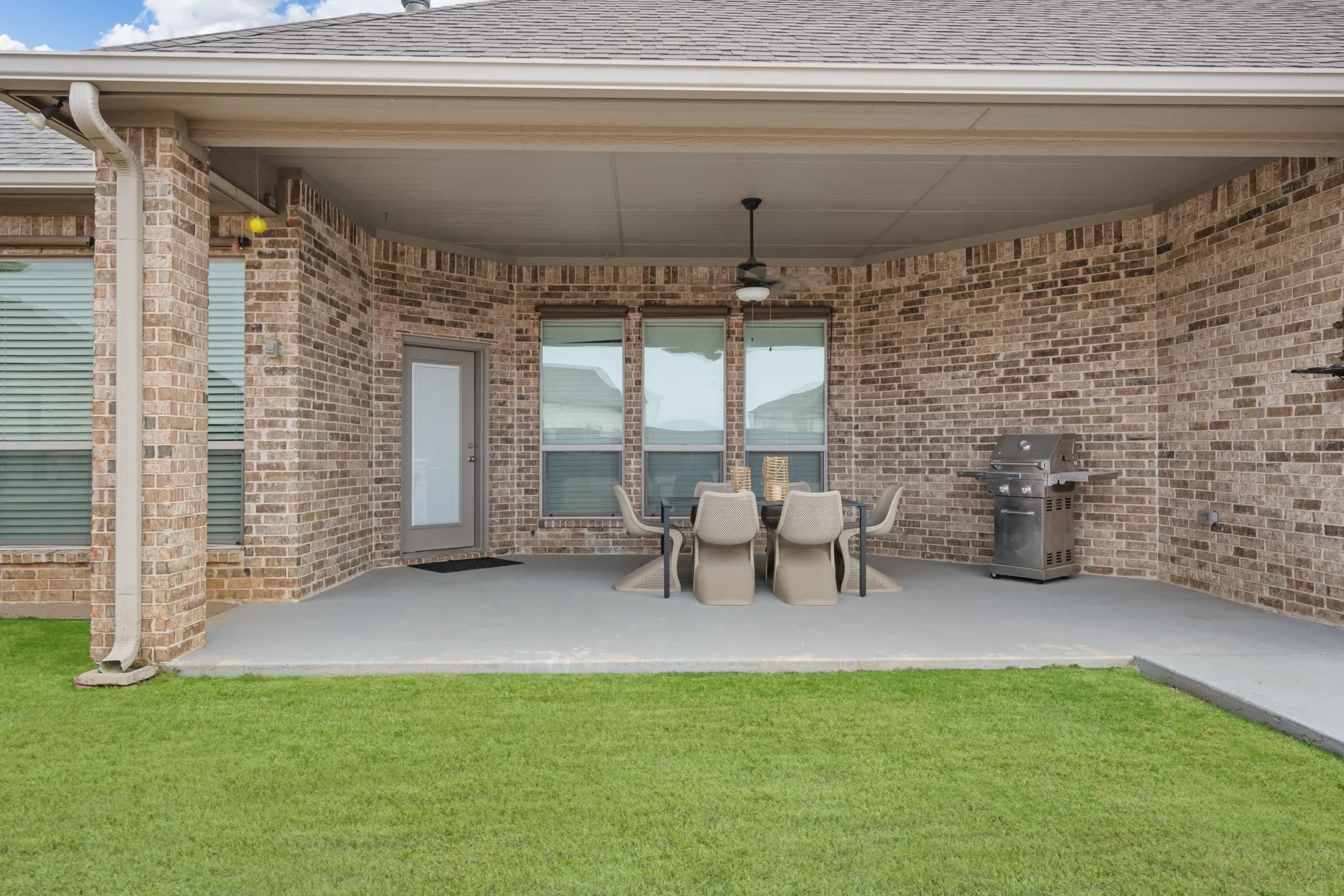 Single Family Residence For Sale in Johnson County , 10909 Chriswood Drive, Crowley, Texas 76036, 4 Bedroom, 3 Bathroom, 5 Garage spaces, 2,862 Sqft, built in 2017, mls#21369785, Real Estate Agent in Crowley, Homes For Sale in Johnson county, Homes For Sale in Crowley, Realtor in Crowley Texas, Real Estate Brokerage Independent Realty Texas, Luminita Cordes Realtor