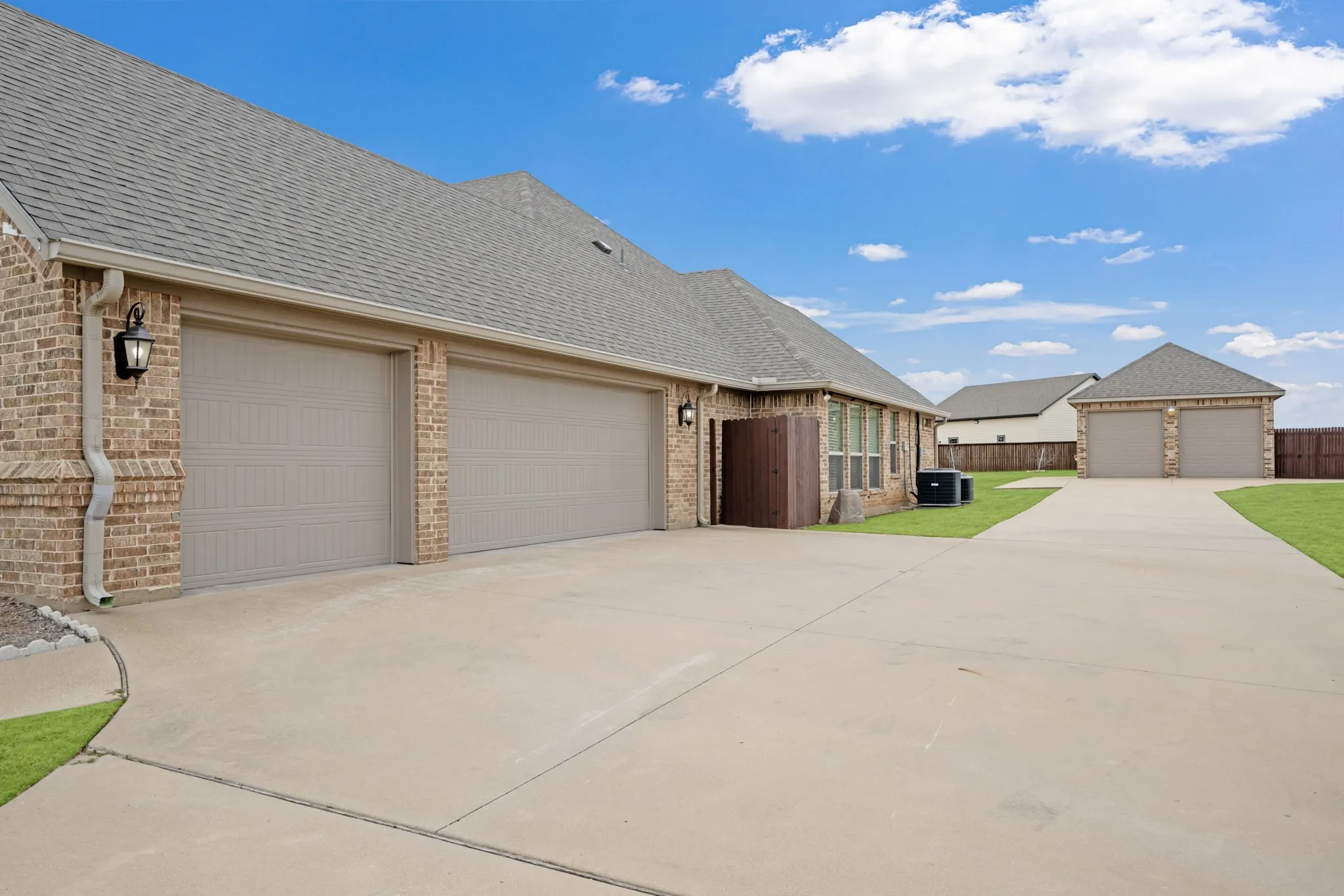 Single Family Residence For Sale in Johnson County , 10909 Chriswood Drive, Crowley, Texas 76036, 4 Bedroom, 3 Bathroom, 5 Garage spaces, 2,862 Sqft, built in 2017, mls#21369785, Real Estate Agent in Crowley, Homes For Sale in Johnson county, Homes For Sale in Crowley, Realtor in Crowley Texas, Real Estate Brokerage Independent Realty Texas, Luminita Cordes Realtor