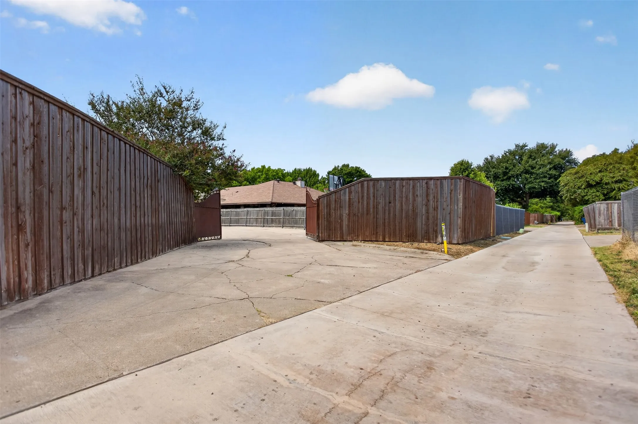 Single Family Residence For Sale in Dallas County , 917 Francis Street, Lancaster, Texas 75146, 3 Bedroom, 2 Bathroom, 2 Garage spaces, 1,769 Sqft, built in 1983, mls#21363406, Real Estate Agent in Lancaster, Homes For Sale in Dallas county, Homes For Sale in Lancaster, Realtor in Lancaster Texas, Real Estate Brokerage Independent Realty Texas, Luminita Cordes Realtor