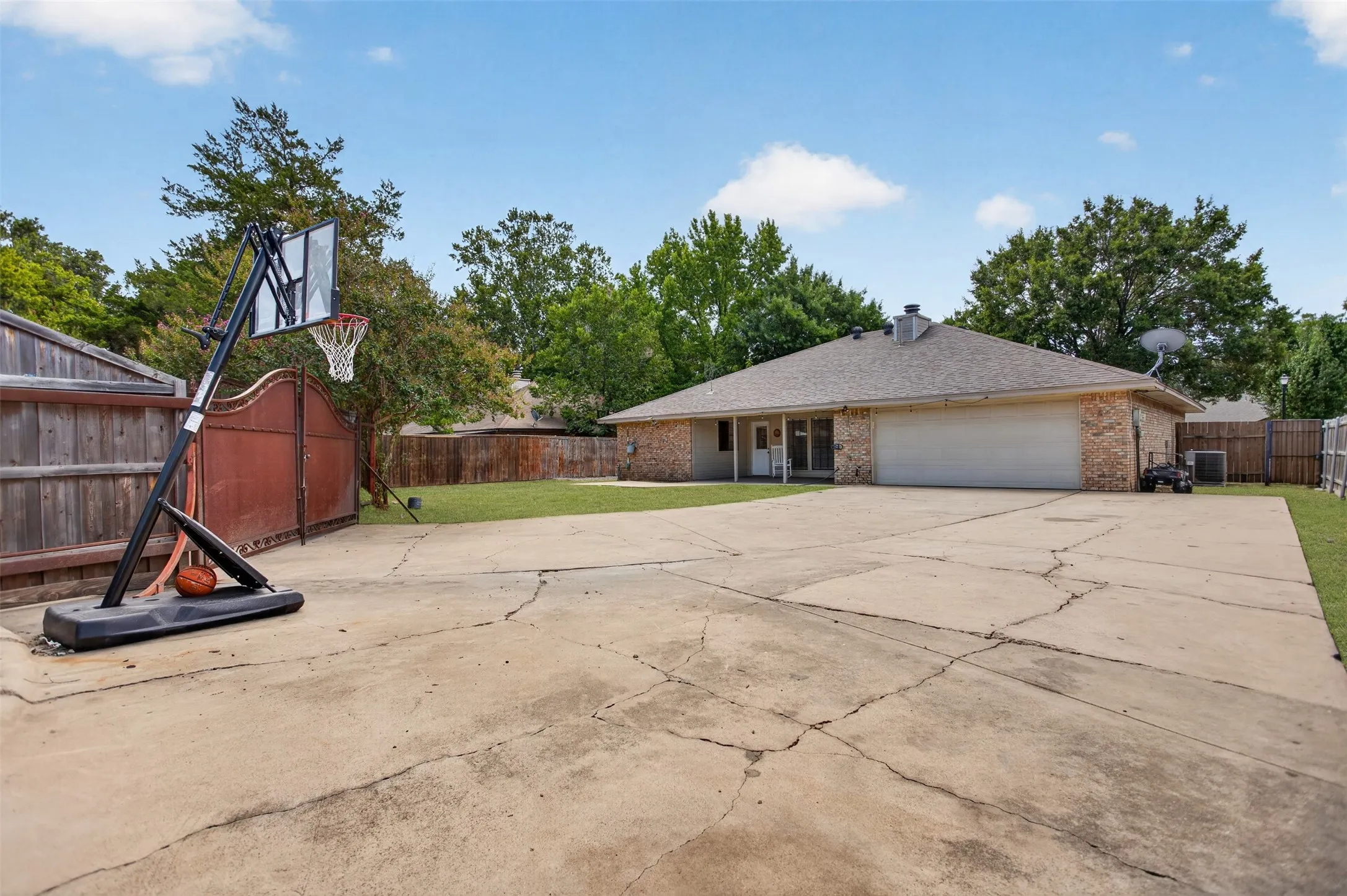 Single Family Residence For Sale in Dallas County , 917 Francis Street, Lancaster, Texas 75146, 3 Bedroom, 2 Bathroom, 2 Garage spaces, 1,769 Sqft, built in 1983, mls#21363406, Real Estate Agent in Lancaster, Homes For Sale in Dallas county, Homes For Sale in Lancaster, Realtor in Lancaster Texas, Real Estate Brokerage Independent Realty Texas, Luminita Cordes Realtor